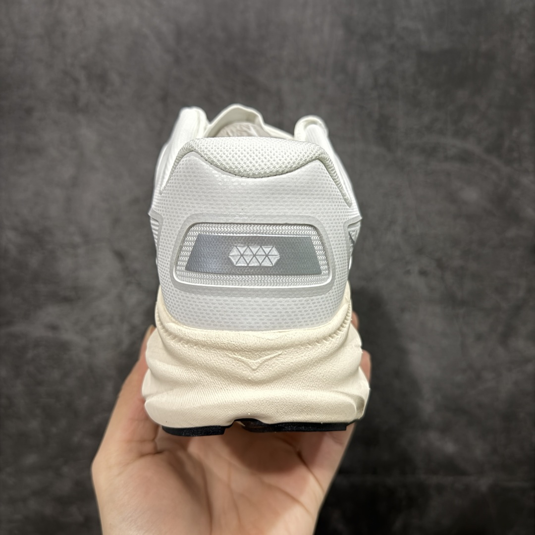 图片[4]-【纯原H版】HOKA ONE ONE U Clifton One9 舒适 防滑耐磨 低帮 生活休闲鞋 男女同款 货号 1155370 鞋面用轻的无缝架构 鞋带用了弹性不易松脱的扁宽弹性鞋带 轻薄的TPU贴在透气的鞋面上 前掌与中掌部分进行加宽 橡胶大底 EVA缓震鞋底用滚动平衡技术引导跑者自然步态 轻量化材料高弹力泡棉升级中底 内嵌欧索莱Ortholite® 混合(再生)鞋垫 外置耐磨防滑橡胶模块❗️ 尺码：36 36.5 37.5 38 39 40 40.5 41 42 42.5 43 44 45-选品中心