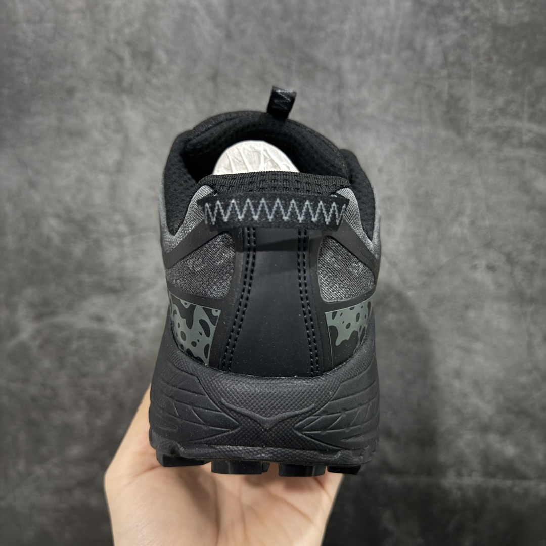 图片[4]-【纯原H版】HOKA ONE ONE Mafate Three 2 马法特 三号2代 低帮 蛇年限定版 灰黑 男女同款 舒适百搭防滑耐磨低邦休闲越野跑步鞋 始终致力于为所有跑者提供更新、更好的跑步装备。相比常规跑鞋，HOKA ONE ONE特别研发使用性能独特的几何形跑鞋中底，此种鞋底更厚、更高、回弹性也更好，除了卓越的缓冲性能，还能为各种阶段的跑者带来更具动感、更加稳定的跑步体验。HOKA One Oneb从设计之初就清楚意识到，要保证跑者步幅的均匀一致，双脚自然而然的运动至关重要。鞋采用Vibram橡胶大底，在湿滑和不平的地面上也能有出色表现，提供可靠的抓地力。轻量无缝鞋面搭配升级后的透气网纱，贴合足部，脚感柔软舒服，同时具有良好的透气性。 货号：1162770-BBNB 尺码：36-45带半码-选品中心