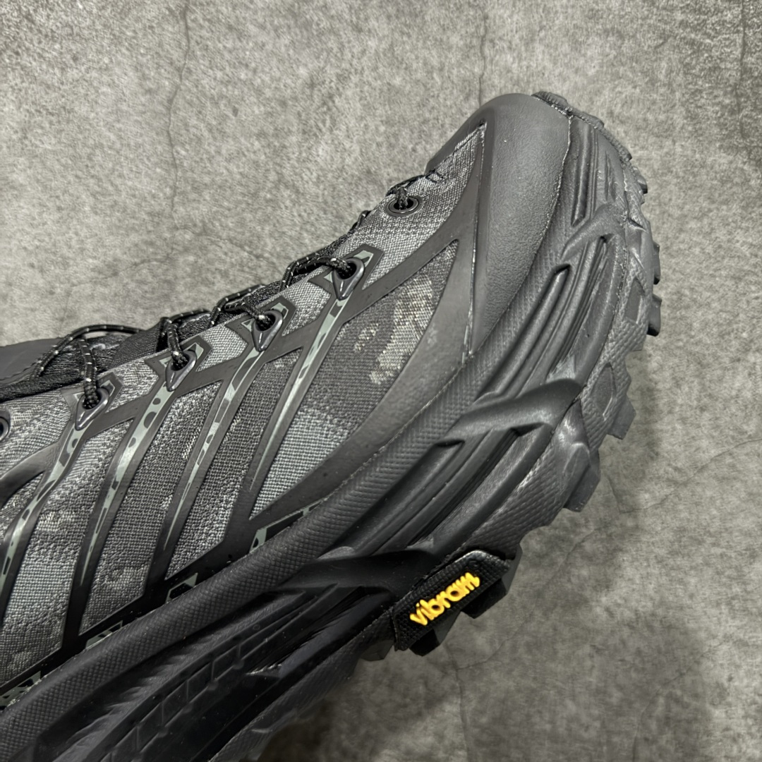 图片[6]-【纯原H版】HOKA ONE ONE Mafate Three 2 马法特 三号2代 低帮 蛇年限定版 灰黑 男女同款 舒适百搭防滑耐磨低邦休闲越野跑步鞋 始终致力于为所有跑者提供更新、更好的跑步装备。相比常规跑鞋，HOKA ONE ONE特别研发使用性能独特的几何形跑鞋中底，此种鞋底更厚、更高、回弹性也更好，除了卓越的缓冲性能，还能为各种阶段的跑者带来更具动感、更加稳定的跑步体验。HOKA One Oneb从设计之初就清楚意识到，要保证跑者步幅的均匀一致，双脚自然而然的运动至关重要。鞋采用Vibram橡胶大底，在湿滑和不平的地面上也能有出色表现，提供可靠的抓地力。轻量无缝鞋面搭配升级后的透气网纱，贴合足部，脚感柔软舒服，同时具有良好的透气性。 货号：1162770-BBNB 尺码：36-45带半码-选品中心