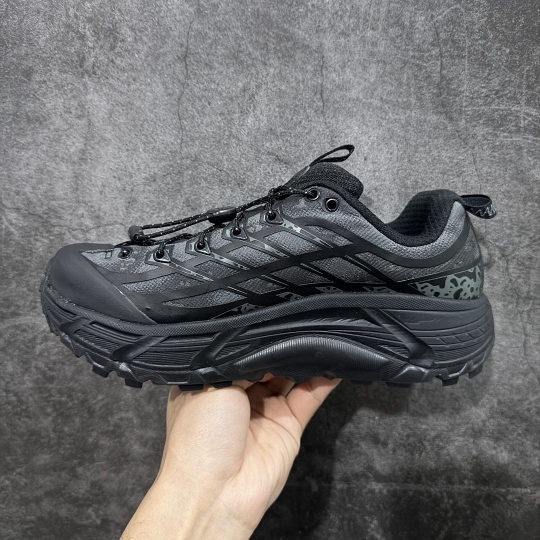 图片[2]-【纯原H版】HOKA ONE ONE Mafate Three 2 马法特 三号2代 低帮 蛇年限定版 灰黑 男女同款 舒适百搭防滑耐磨低邦休闲越野跑步鞋 始终致力于为所有跑者提供更新、更好的跑步装备。相比常规跑鞋，HOKA ONE ONE特别研发使用性能独特的几何形跑鞋中底，此种鞋底更厚、更高、回弹性也更好，除了卓越的缓冲性能，还能为各种阶段的跑者带来更具动感、更加稳定的跑步体验。HOKA One Oneb从设计之初就清楚意识到，要保证跑者步幅的均匀一致，双脚自然而然的运动至关重要。鞋采用Vibram橡胶大底，在湿滑和不平的地面上也能有出色表现，提供可靠的抓地力。轻量无缝鞋面搭配升级后的透气网纱，贴合足部，脚感柔软舒服，同时具有良好的透气性。 货号：1162770-BBNB 尺码：36-45带半码-选品中心