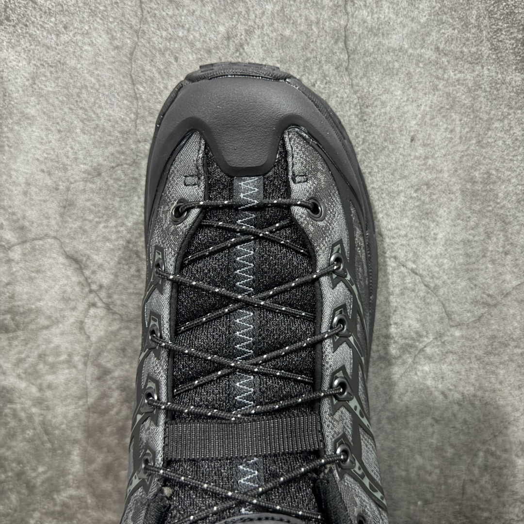 图片[5]-【纯原H版】HOKA ONE ONE Mafate Three 2 马法特 三号2代 低帮 蛇年限定版 灰黑 男女同款 舒适百搭防滑耐磨低邦休闲越野跑步鞋 始终致力于为所有跑者提供更新、更好的跑步装备。相比常规跑鞋，HOKA ONE ONE特别研发使用性能独特的几何形跑鞋中底，此种鞋底更厚、更高、回弹性也更好，除了卓越的缓冲性能，还能为各种阶段的跑者带来更具动感、更加稳定的跑步体验。HOKA One Oneb从设计之初就清楚意识到，要保证跑者步幅的均匀一致，双脚自然而然的运动至关重要。鞋采用Vibram橡胶大底，在湿滑和不平的地面上也能有出色表现，提供可靠的抓地力。轻量无缝鞋面搭配升级后的透气网纱，贴合足部，脚感柔软舒服，同时具有良好的透气性。 货号：1162770-BBNB 尺码：36-45带半码-选品中心