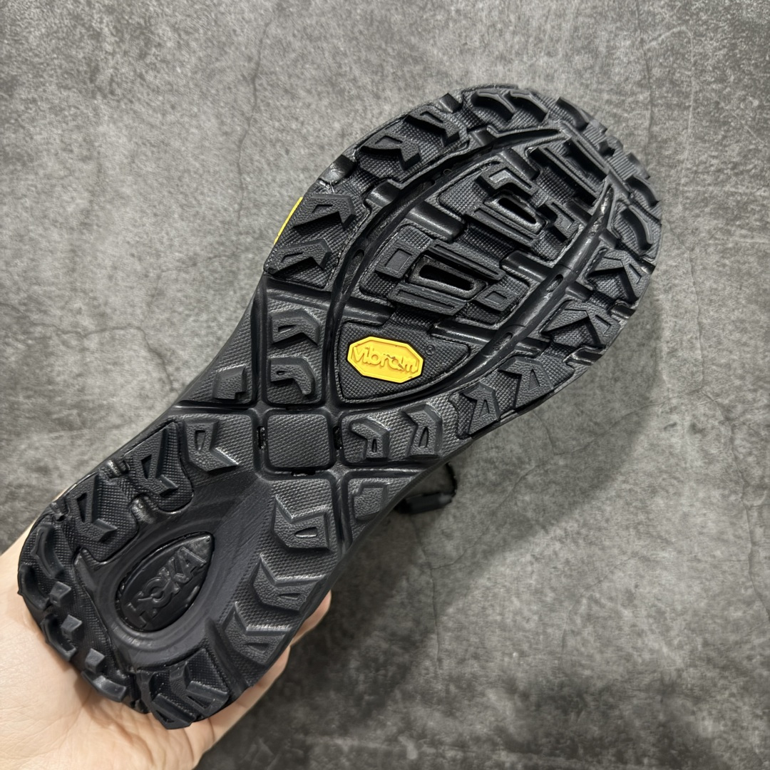 图片[9]-【纯原H版】HOKA ONE ONE Mafate Three 2 马法特 三号2代 低帮 蛇年限定版 灰黑 男女同款 舒适百搭防滑耐磨低邦休闲越野跑步鞋 始终致力于为所有跑者提供更新、更好的跑步装备。相比常规跑鞋，HOKA ONE ONE特别研发使用性能独特的几何形跑鞋中底，此种鞋底更厚、更高、回弹性也更好，除了卓越的缓冲性能，还能为各种阶段的跑者带来更具动感、更加稳定的跑步体验。HOKA One Oneb从设计之初就清楚意识到，要保证跑者步幅的均匀一致，双脚自然而然的运动至关重要。鞋采用Vibram橡胶大底，在湿滑和不平的地面上也能有出色表现，提供可靠的抓地力。轻量无缝鞋面搭配升级后的透气网纱，贴合足部，脚感柔软舒服，同时具有良好的透气性。 货号：1162770-BBNB 尺码：36-45带半码-选品中心