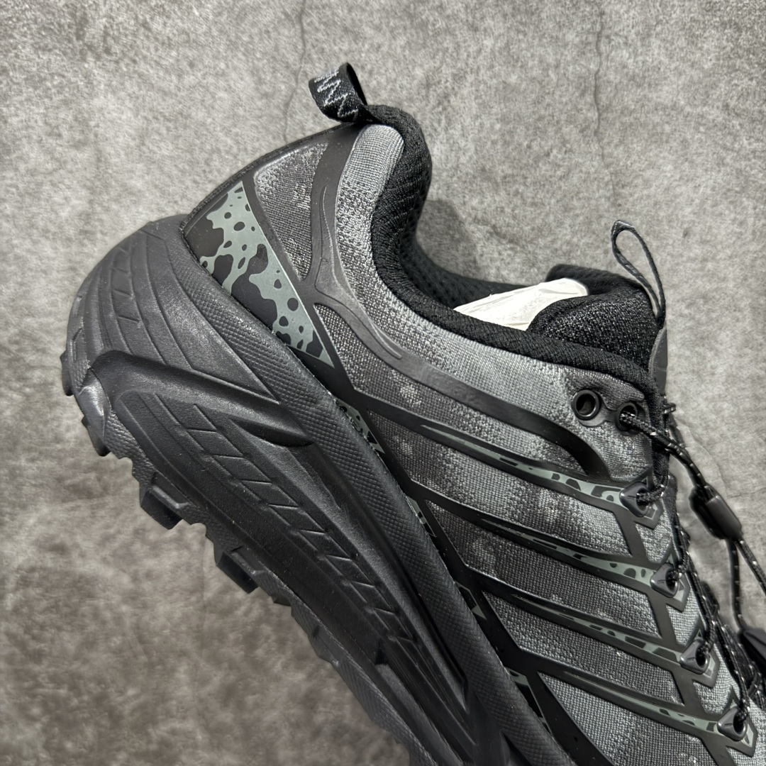 图片[7]-【纯原H版】HOKA ONE ONE Mafate Three 2 马法特 三号2代 低帮 蛇年限定版 灰黑 男女同款 舒适百搭防滑耐磨低邦休闲越野跑步鞋 始终致力于为所有跑者提供更新、更好的跑步装备。相比常规跑鞋，HOKA ONE ONE特别研发使用性能独特的几何形跑鞋中底，此种鞋底更厚、更高、回弹性也更好，除了卓越的缓冲性能，还能为各种阶段的跑者带来更具动感、更加稳定的跑步体验。HOKA One Oneb从设计之初就清楚意识到，要保证跑者步幅的均匀一致，双脚自然而然的运动至关重要。鞋采用Vibram橡胶大底，在湿滑和不平的地面上也能有出色表现，提供可靠的抓地力。轻量无缝鞋面搭配升级后的透气网纱，贴合足部，脚感柔软舒服，同时具有良好的透气性。 货号：1162770-BBNB 尺码：36-45带半码-选品中心