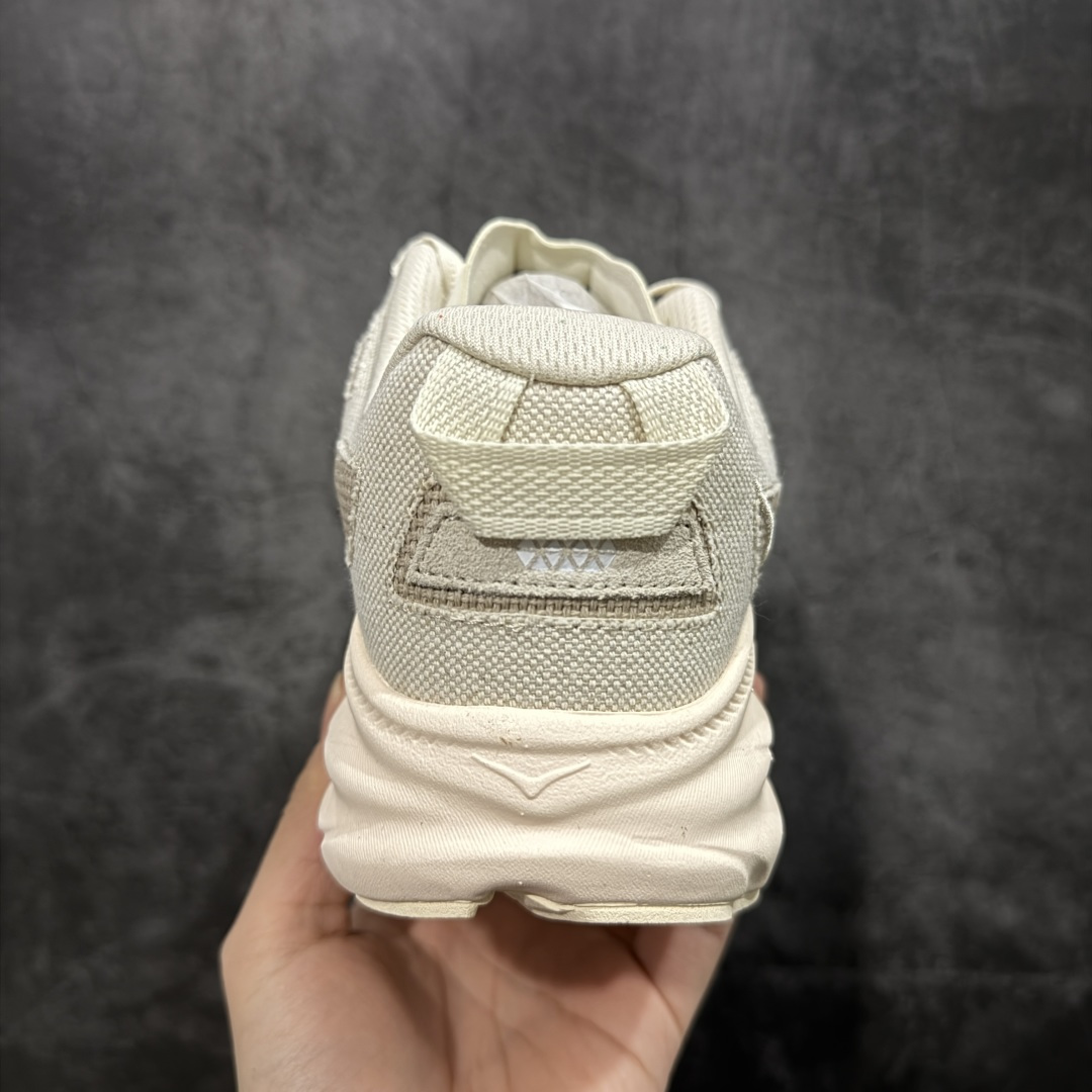 图片[4]-【纯原H版】HOKA ONE ONE U Clifton One9 舒适 防滑耐磨 低帮 生活休闲鞋 男女同款 货号 1155370/BWHT 鞋面用轻的无缝架构 鞋带用了弹性不易松脱的扁宽弹性鞋带 轻薄的TPU贴在透气的鞋面上 前掌与中掌部分进行加宽 橡胶大底 EVA缓震鞋底用滚动平衡技术引导跑者自然步态 轻量化材料高弹力泡棉升级中底 内嵌欧索莱Ortholite® 混合(再生)鞋垫 外置耐磨防滑橡胶模块❗️ 尺码：36 36.5 37.5 38 39 40 40.5 41 42 42.5 43 44 45-选品中心