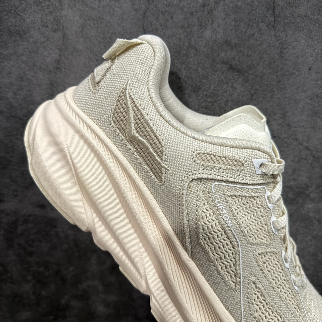 图片[7]-【纯原H版】HOKA ONE ONE U Clifton One9 舒适 防滑耐磨 低帮 生活休闲鞋 男女同款 货号 1155370/BWHT 鞋面用轻的无缝架构 鞋带用了弹性不易松脱的扁宽弹性鞋带 轻薄的TPU贴在透气的鞋面上 前掌与中掌部分进行加宽 橡胶大底 EVA缓震鞋底用滚动平衡技术引导跑者自然步态 轻量化材料高弹力泡棉升级中底 内嵌欧索莱Ortholite® 混合(再生)鞋垫 外置耐磨防滑橡胶模块❗️ 尺码：36 36.5 37.5 38 39 40 40.5 41 42 42.5 43 44 45-选品中心