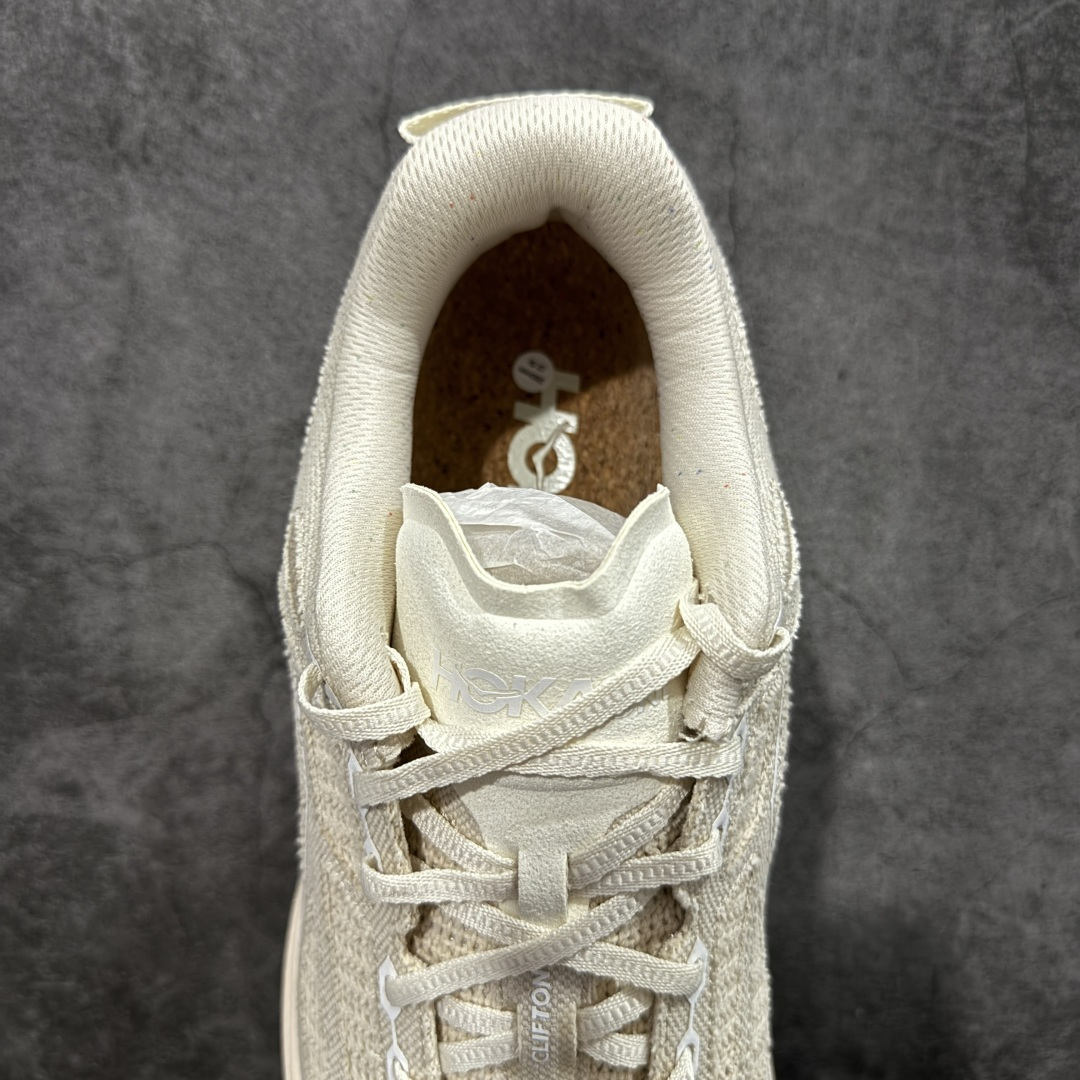 图片[8]-【纯原H版】HOKA ONE ONE U Clifton One9 舒适 防滑耐磨 低帮 生活休闲鞋 男女同款 货号 1155370/BWHT 鞋面用轻的无缝架构 鞋带用了弹性不易松脱的扁宽弹性鞋带 轻薄的TPU贴在透气的鞋面上 前掌与中掌部分进行加宽 橡胶大底 EVA缓震鞋底用滚动平衡技术引导跑者自然步态 轻量化材料高弹力泡棉升级中底 内嵌欧索莱Ortholite® 混合(再生)鞋垫 外置耐磨防滑橡胶模块❗️ 尺码：36 36.5 37.5 38 39 40 40.5 41 42 42.5 43 44 45-选品中心