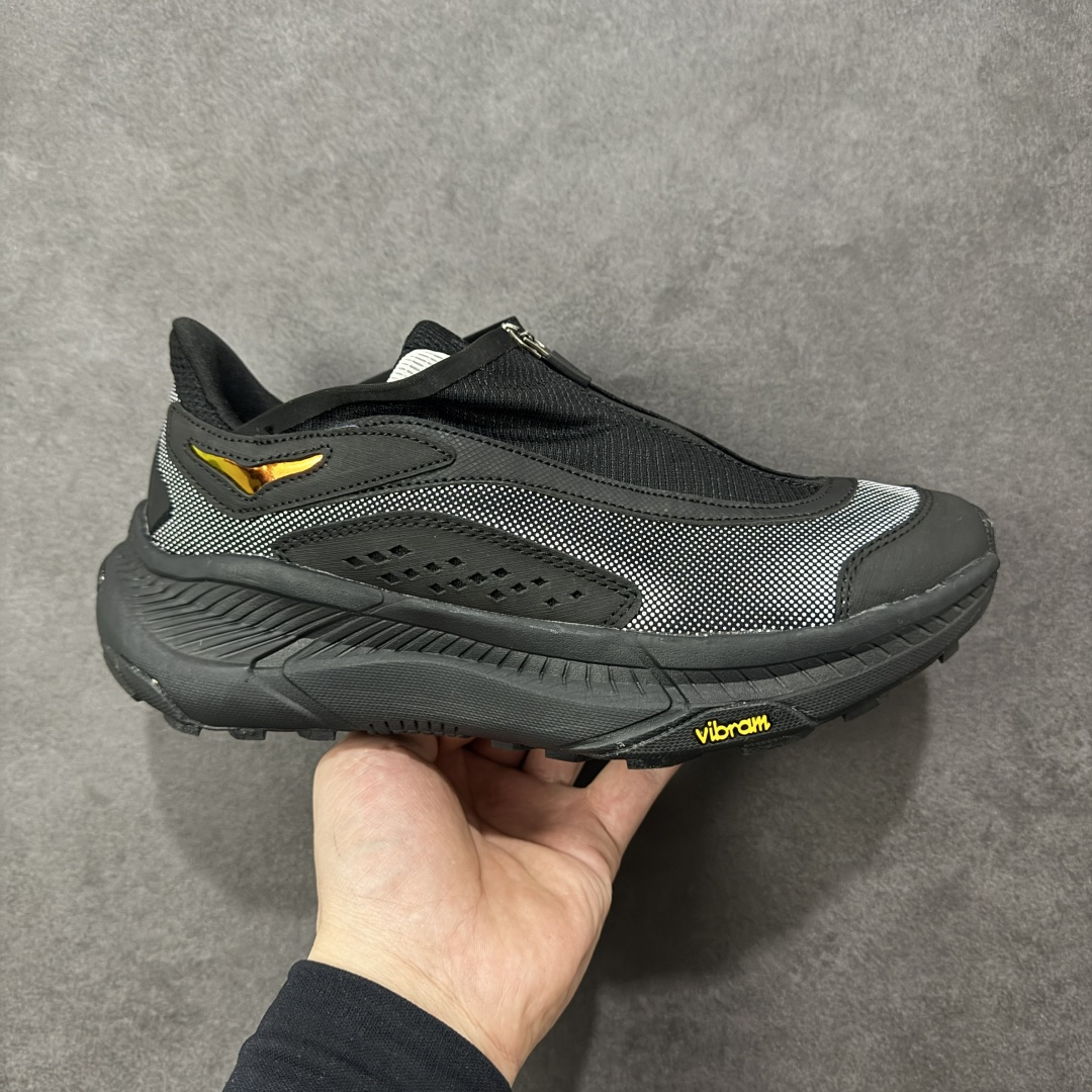 【公司级】Hoka One One Project Transport 机能风专业户外越野运动鞋 相较于前几代Mafate包裹感更好 跟Speedgoat(快速羚羊)系列比起来更加舒适 鞋底防滑性能在下坡的石板台阶和原始路面都有很好的表现 HOKA血统属性厚底设计 在快速下坡时起到缓震保护作用 减少重力给予脚踝、膝部、髋关节等处带来的冲击力 货号： 1168953-BWHT 尺码： 36 36.5 37.5 38 38.5 39 40 40.5 41 42 42.5 43 44 45-选品中心