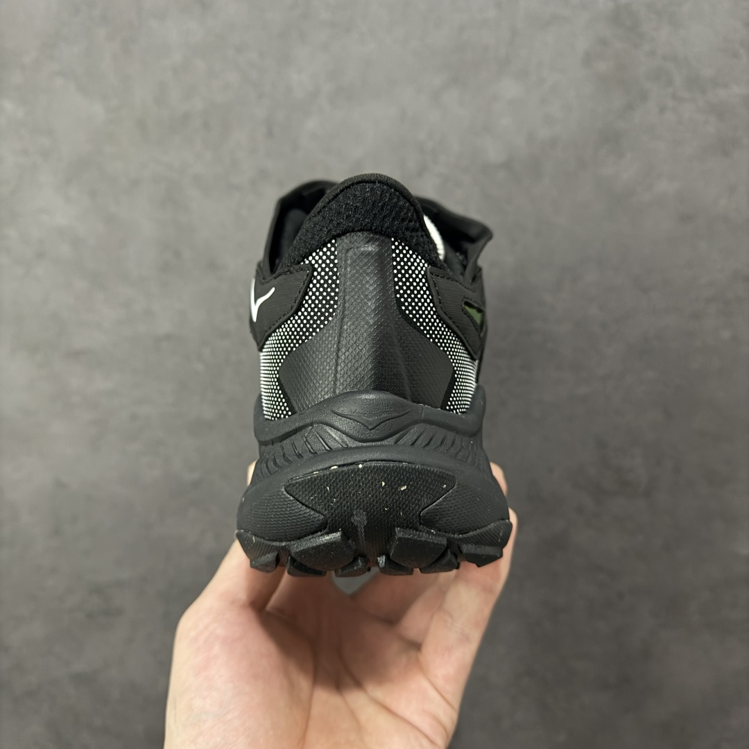 图片[4]-【公司级】Hoka One One Project Transport 机能风专业户外越野运动鞋 相较于前几代Mafate包裹感更好 跟Speedgoat(快速羚羊)系列比起来更加舒适 鞋底防滑性能在下坡的石板台阶和原始路面都有很好的表现 HOKA血统属性厚底设计 在快速下坡时起到缓震保护作用 减少重力给予脚踝、膝部、髋关节等处带来的冲击力 货号： 1168953-BWHT 尺码： 36 36.5 37.5 38 38.5 39 40 40.5 41 42 42.5 43 44 45-选品中心