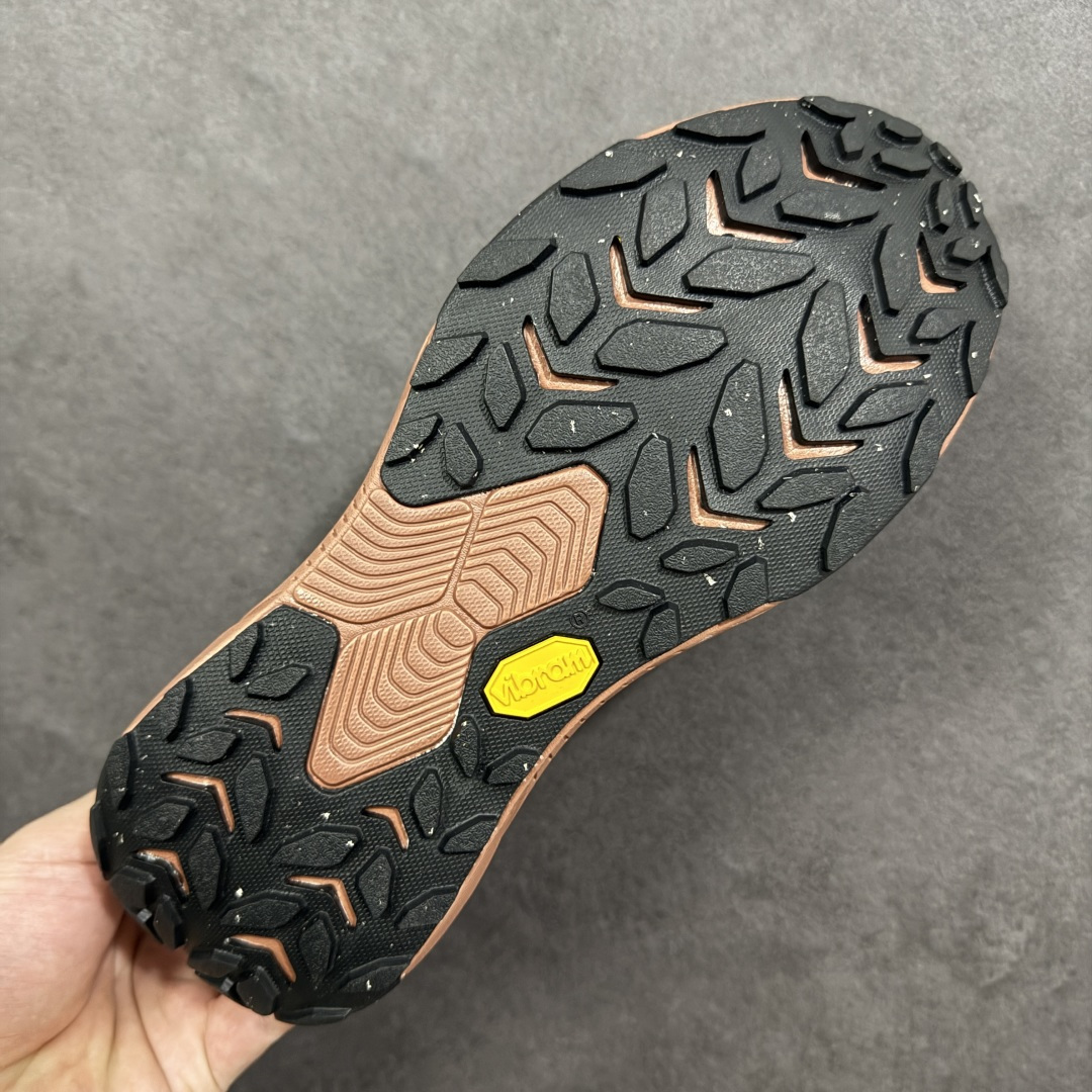 图片[9]-【公司级】Hoka One One Project Transport 机能风专业户外越野运动鞋 相较于前几代Mafate包裹感更好 跟Speedgoat(快速羚羊)系列比起来更加舒适 鞋底防滑性能在下坡的石板台阶和原始路面都有很好的表现 HOKA血统属性厚底设计 在快速下坡时起到缓震保护作用 减少重力给予脚踝、膝部、髋关节等处带来的冲击力 货号： 1162850/MRWN 尺码： 36 36.5 37.5 38 38.5 39 40 40.5 41 42 42.5 43 44 45-选品中心