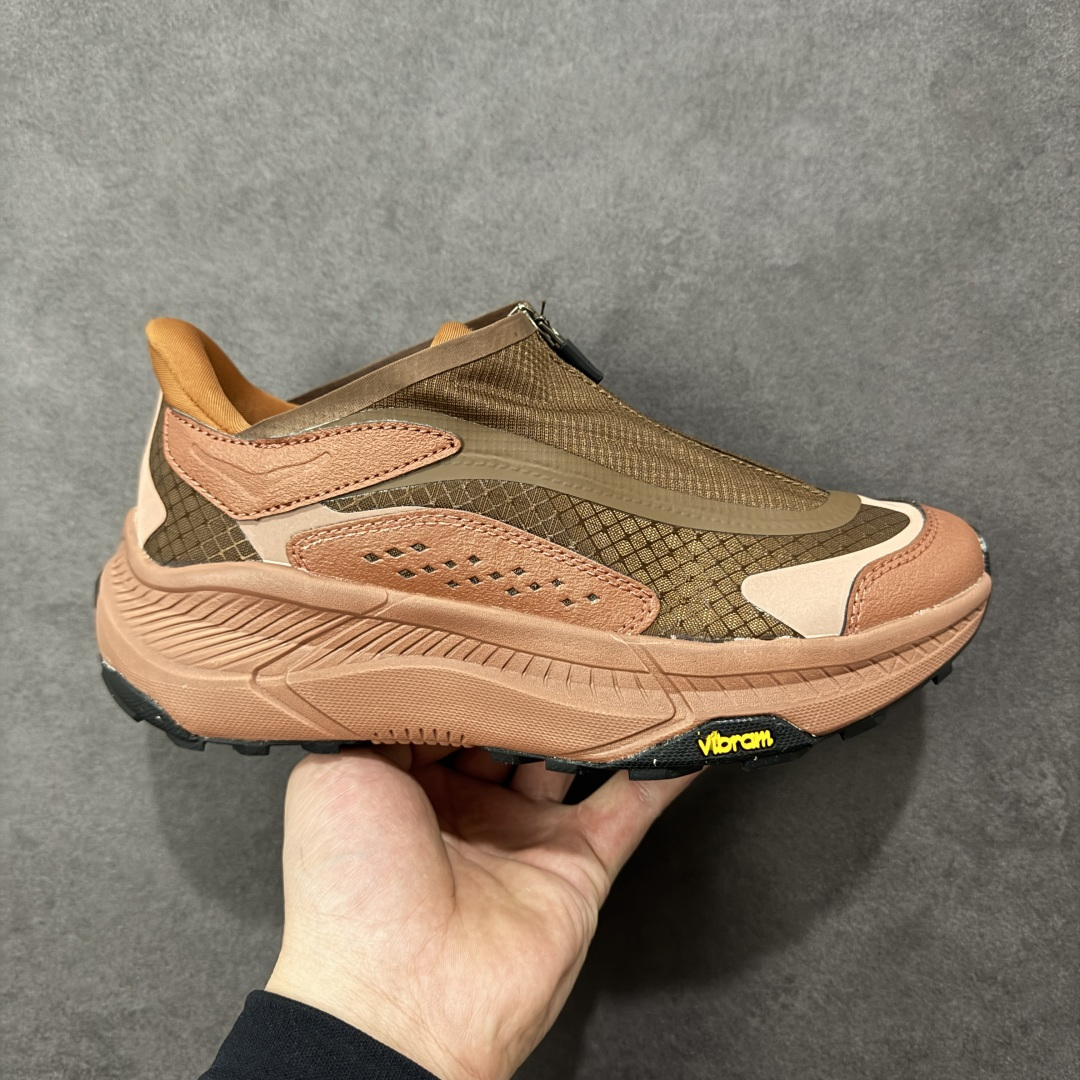 【公司级】Hoka One One Project Transport 机能风专业户外越野运动鞋 相较于前几代Mafate包裹感更好 跟Speedgoat(快速羚羊)系列比起来更加舒适 鞋底防滑性能在下坡的石板台阶和原始路面都有很好的表现 HOKA血统属性厚底设计 在快速下坡时起到缓震保护作用 减少重力给予脚踝、膝部、髋关节等处带来的冲击力 货号： 1162850/MRWN 尺码： 36 36.5 37.5 38 38.5 39 40 40.5 41 42 42.5 43 44 45-选品中心