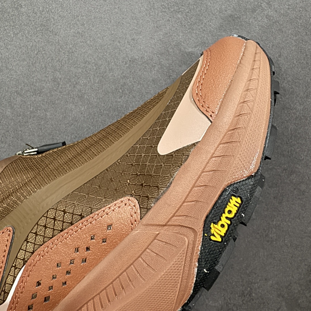 图片[5]-【公司级】Hoka One One Project Transport 机能风专业户外越野运动鞋 相较于前几代Mafate包裹感更好 跟Speedgoat(快速羚羊)系列比起来更加舒适 鞋底防滑性能在下坡的石板台阶和原始路面都有很好的表现 HOKA血统属性厚底设计 在快速下坡时起到缓震保护作用 减少重力给予脚踝、膝部、髋关节等处带来的冲击力 货号： 1162850/MRWN 尺码： 36 36.5 37.5 38 38.5 39 40 40.5 41 42 42.5 43 44 45-选品中心