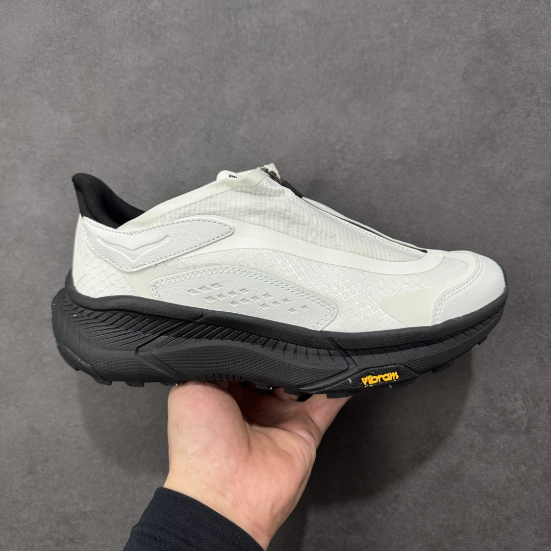 【公司级】Hoka One One Project Transport 机能风专业户外越野运动鞋 相较于前几代Mafate包裹感更好 跟Speedgoat(快速羚羊)系列比起来更加舒适 鞋底防滑性能在下坡的石板台阶和原始路面都有很好的表现 HOKA血统属性厚底设计 在快速下坡时起到缓震保护作用 减少重力给予脚踝、膝部、髋关节等处带来的冲击力 货号： 1162850/FLCK 尺码： 36 36.5 37.5 38 38.5 39 40 40.5 41 42 42.5 43 44 45-选品中心