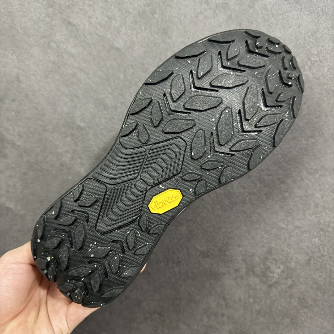 图片[9]-【公司级】Hoka One One Project Transport 机能风专业户外越野运动鞋 相较于前几代Mafate包裹感更好 跟Speedgoat(快速羚羊)系列比起来更加舒适 鞋底防滑性能在下坡的石板台阶和原始路面都有很好的表现 HOKA血统属性厚底设计 在快速下坡时起到缓震保护作用 减少重力给予脚踝、膝部、髋关节等处带来的冲击力 货号： 1162850/FLCK 尺码： 36 36.5 37.5 38 38.5 39 40 40.5 41 42 42.5 43 44 45-选品中心