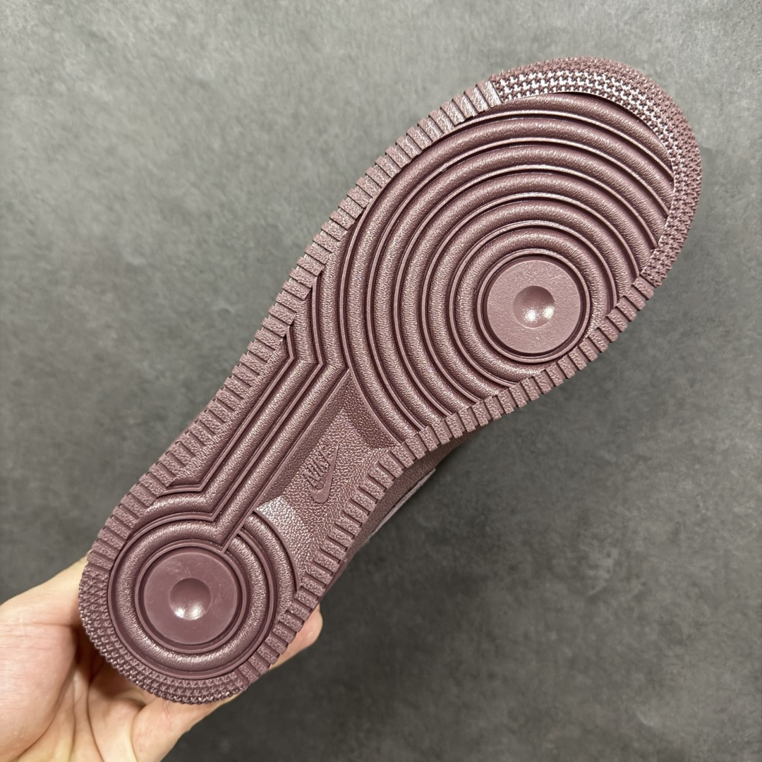 图片[9]-【定制版】Supreme x Nk Air Force 1’07 Mid 定制配色 Supreme联名 空军一号经典中帮休闲百搭板鞋 公司级版本 定制鞋盒 大厂流水生产 超高清洁度 皮料切割干净无任何毛边 内置蜂窝气垫 细节做工一流 橡胶鞋底 防滑耐磨 舒适上脚 货号：DV0788-003  尺码：36 36.5 37.5 38 38.5 39 40 40.5 41 42 42.5 43 44 44.5 45 编码：GLB320330-选品中心