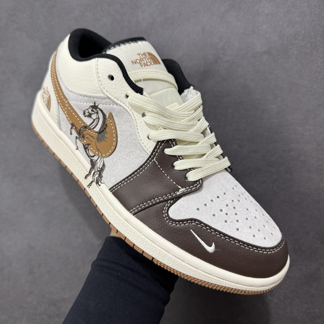 图片[3]-【定制版】Nike Jordan Air Jordan 1“ 北面联名——马年限定” 高端定制 低帮 复古 减震 防滑 耐磨 篮球鞋 定制鞋盒 大厂纯原品质出货 超高清洁度 皮料切割干净无任何毛边 细节完美 货号：XX2624-024 尺码： 36 36.5 37.5 38 38.5 39 40 40.5 41 42 42.5 43 44 44.5 45-选品中心