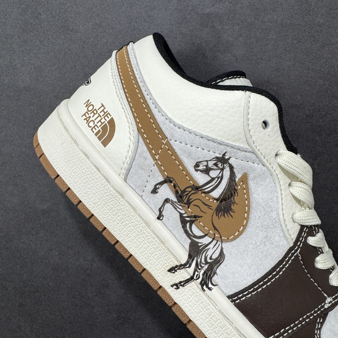 图片[6]-【定制版】Nike Jordan Air Jordan 1“ 北面联名——马年限定” 高端定制 低帮 复古 减震 防滑 耐磨 篮球鞋 定制鞋盒 大厂纯原品质出货 超高清洁度 皮料切割干净无任何毛边 细节完美 货号：XX2624-024 尺码： 36 36.5 37.5 38 38.5 39 40 40.5 41 42 42.5 43 44 44.5 45-选品中心