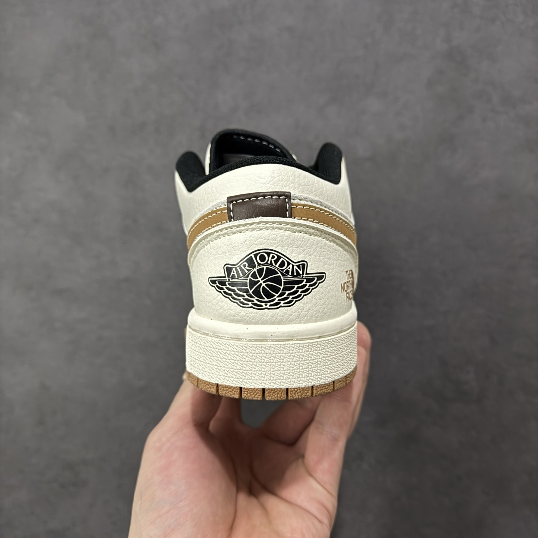 图片[4]-【定制版】Nike Jordan Air Jordan 1“ 北面联名——马年限定” 高端定制 低帮 复古 减震 防滑 耐磨 篮球鞋 定制鞋盒 大厂纯原品质出货 超高清洁度 皮料切割干净无任何毛边 细节完美 货号：XX2624-024 尺码： 36 36.5 37.5 38 38.5 39 40 40.5 41 42 42.5 43 44 44.5 45-选品中心