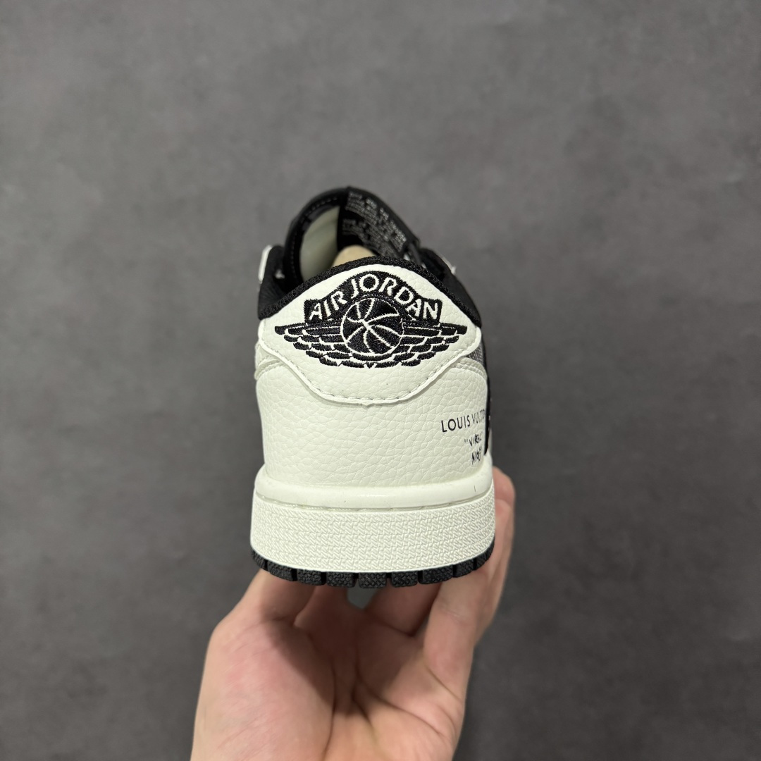 图片[4]-【定制版】高端定制 Travis Scott x Jordan 1 Low LV联名-白灰格纹 倒勾低帮休闲版本 原厂全头层皮 大厂纯原品质出货 纯正版型 定制鞋盒 皮料切割干净无任何毛边 细节完美 超高清洁度 货号：DZ2688-013 尺码：36 36.5 37.5 38 38.5 39 40 40.5 41 42 42.5 43 44 44.5 45-选品中心