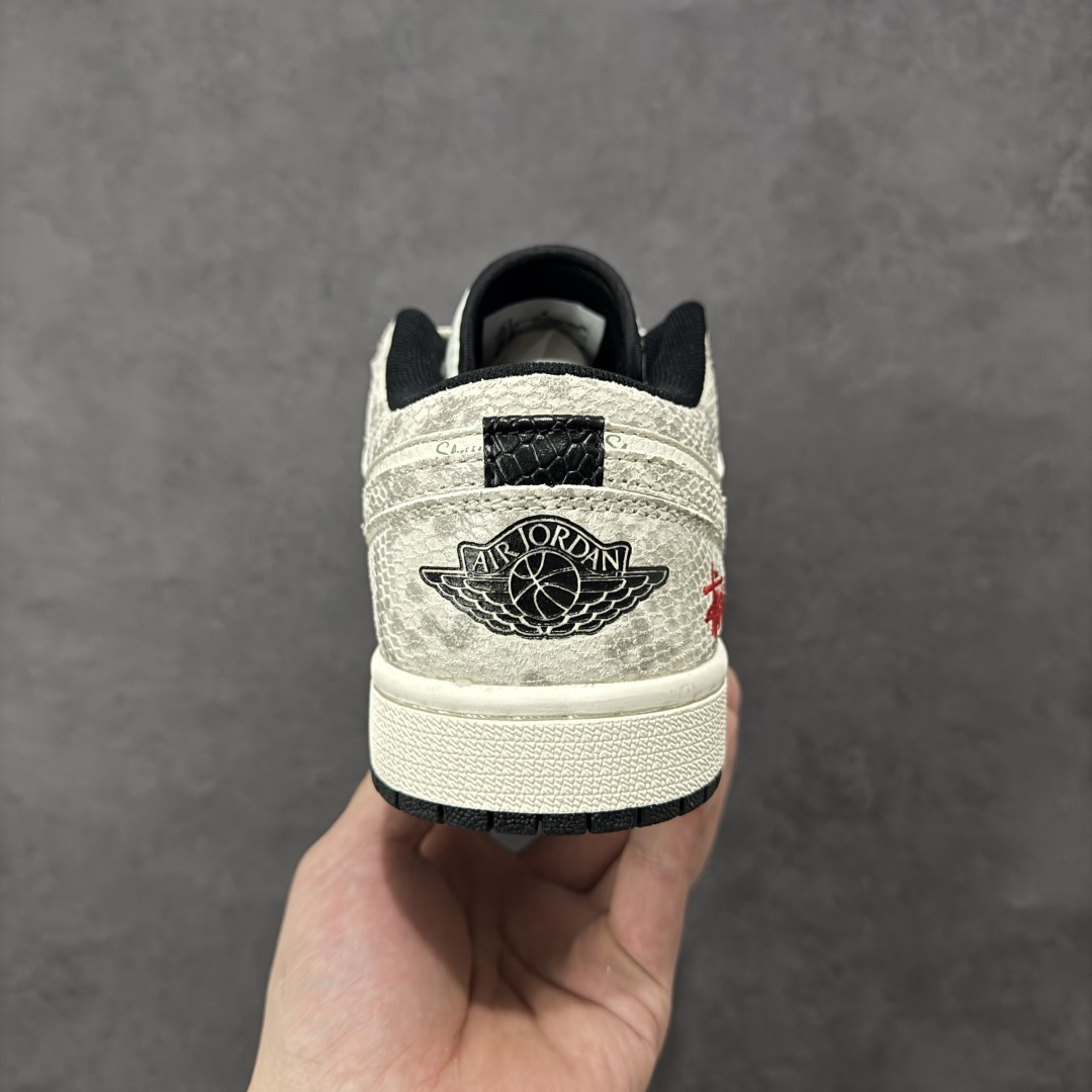 图片[4]-【定制版】Nike Jordan Air Jordan 1“ 马年限定——龙马精神” 高端定制 低帮 复古 减震 防滑 耐磨 篮球鞋 定制鞋盒 大厂纯原品质出货 超高清洁度 皮料切割干净无任何毛边 细节完美 货号：FC7688-200 尺码： 36 36.5 37.5 38 38.5 39 40 40.5 41 42 42.5 43 44 44.5 45-选品中心