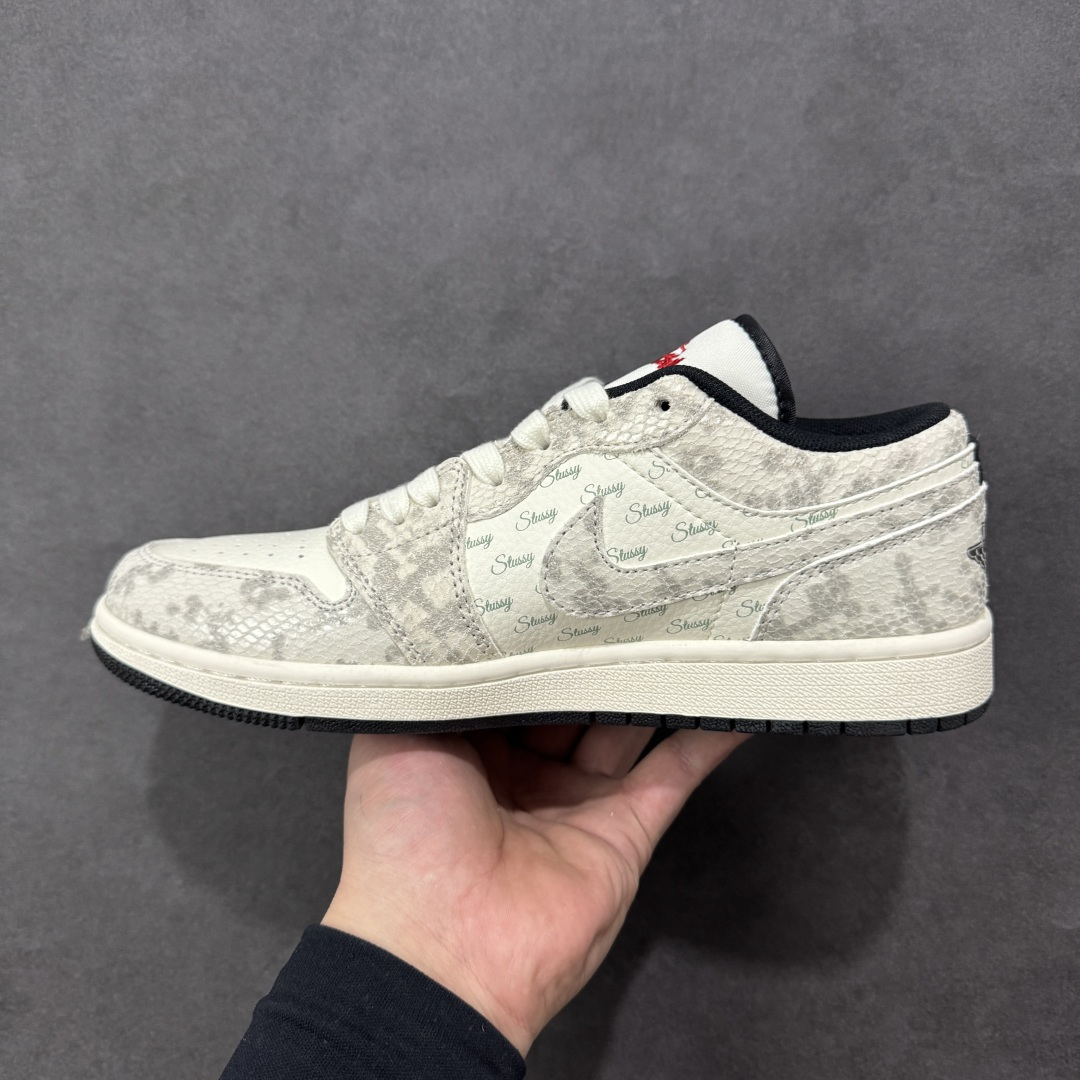 图片[2]-【定制版】Nike Jordan Air Jordan 1“ 马年限定——龙马精神” 高端定制 低帮 复古 减震 防滑 耐磨 篮球鞋 定制鞋盒 大厂纯原品质出货 超高清洁度 皮料切割干净无任何毛边 细节完美 货号：FC7688-200 尺码： 36 36.5 37.5 38 38.5 39 40 40.5 41 42 42.5 43 44 44.5 45-选品中心