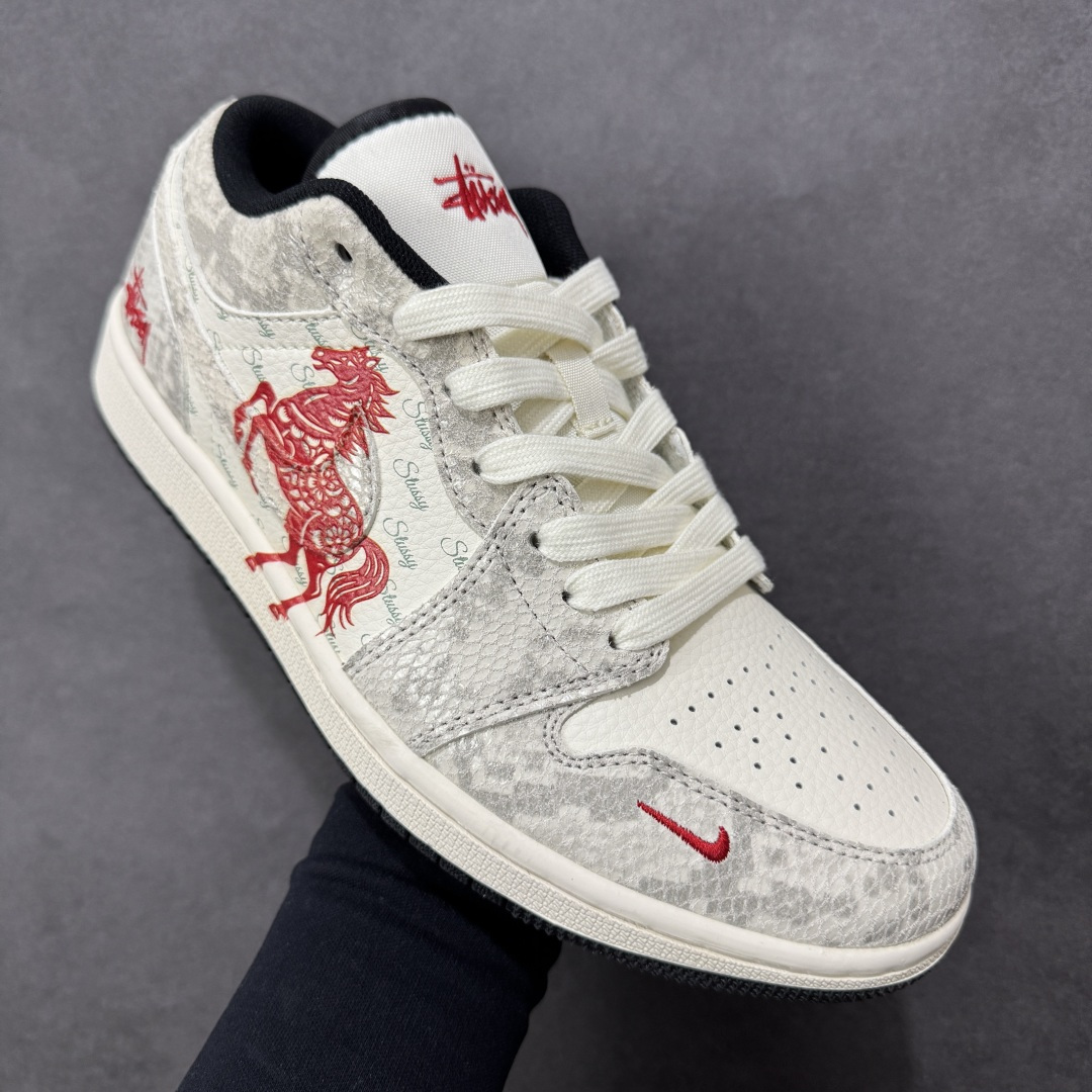 图片[3]-【定制版】Nike Jordan Air Jordan 1“ 马年限定——龙马精神” 高端定制 低帮 复古 减震 防滑 耐磨 篮球鞋 定制鞋盒 大厂纯原品质出货 超高清洁度 皮料切割干净无任何毛边 细节完美 货号：FC7688-200 尺码： 36 36.5 37.5 38 38.5 39 40 40.5 41 42 42.5 43 44 44.5 45-选品中心