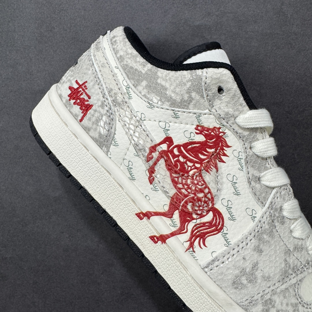 图片[6]-【定制版】Nike Jordan Air Jordan 1“ 马年限定——龙马精神” 高端定制 低帮 复古 减震 防滑 耐磨 篮球鞋 定制鞋盒 大厂纯原品质出货 超高清洁度 皮料切割干净无任何毛边 细节完美 货号：FC7688-200 尺码： 36 36.5 37.5 38 38.5 39 40 40.5 41 42 42.5 43 44 44.5 45-选品中心