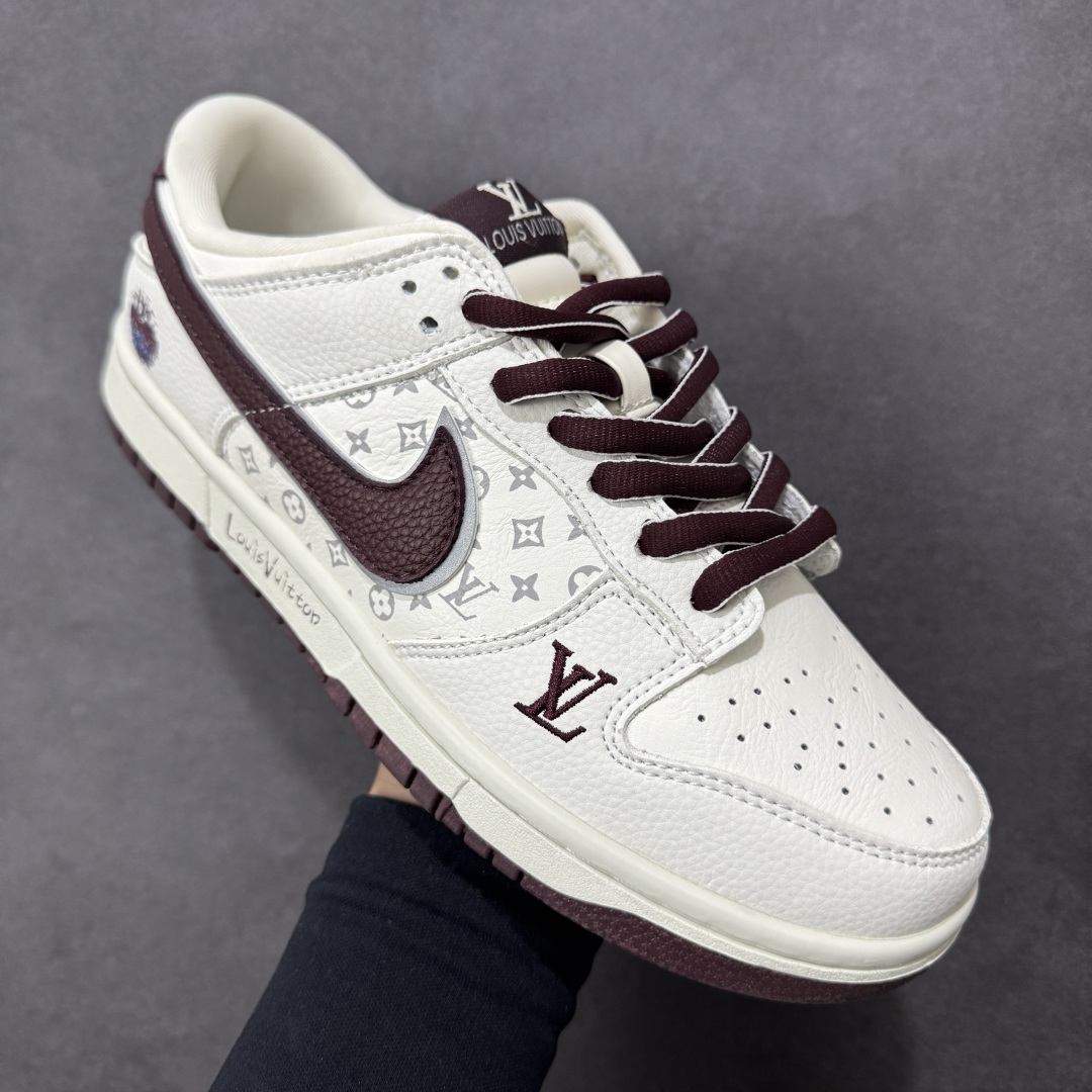 图片[3]-【定制版】Nike SB Dunk Low \”LV联名“——白酒红” 高端定制 低帮休闲板鞋 定制鞋盒 高级夜光效果 Ortholite鞋垫透气防臭 大厂纯原品质出货 超高清洁度 皮料切割干净无任何毛边 细节完美 货号：YF9511-917 尺码： 36 36.5 37.5 38 38.5 39 40 40.5 41 42 42.5 43 44 44.5 45-选品中心