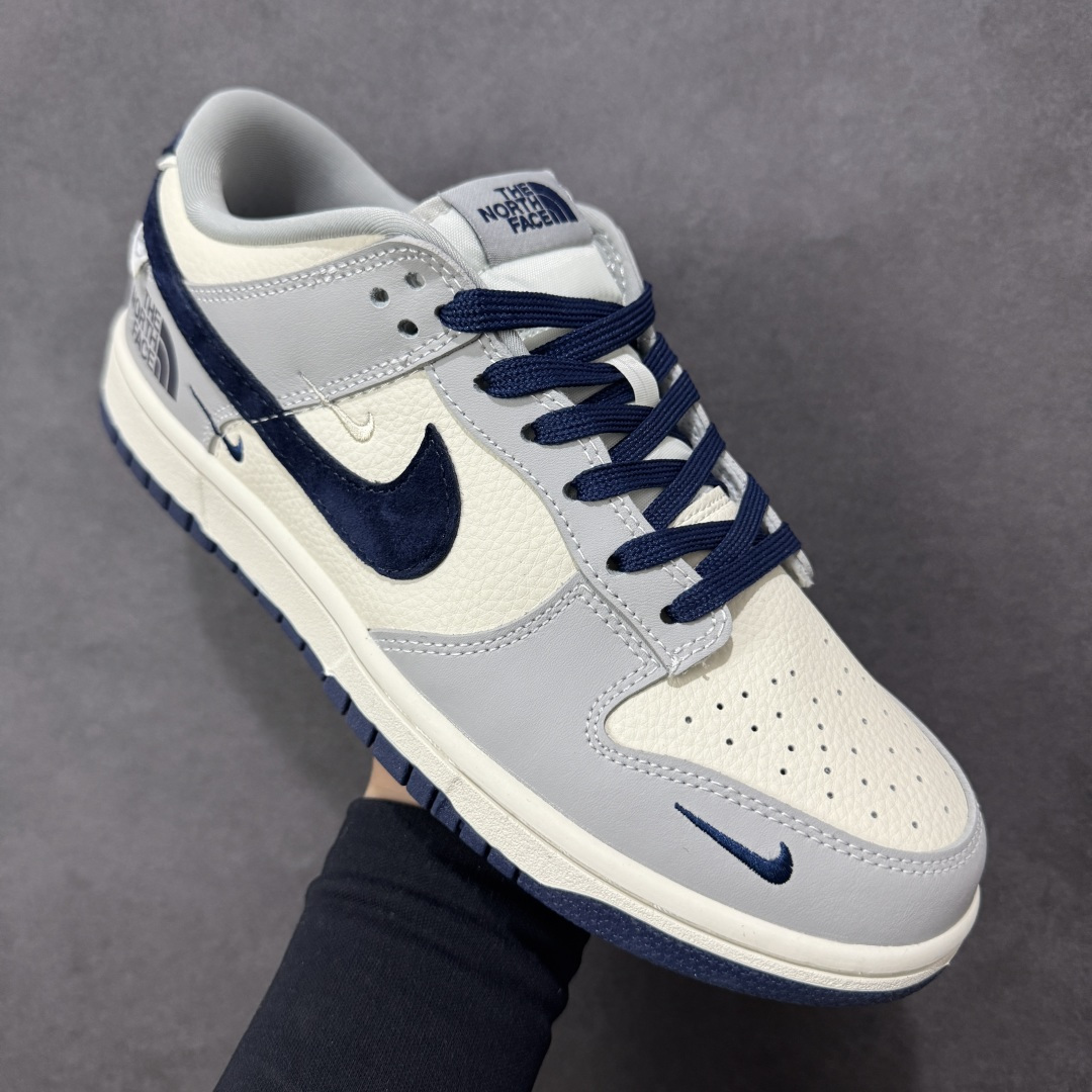 图片[3]-【定制版】Nike SB Dunk Low“ 北面联名—米灰黑拼接” 周年高端定制 低帮休闲板鞋 定制鞋盒 大厂纯原品质出货 超高清洁度 皮料切割干净无任何毛边 细节完美 货号：MN1688-109 尺码：36 36.5 37.5 38 38.5 39 40 40.5 41 42 42.5 43 44 44.5 45 编码：HXSB330340-选品中心