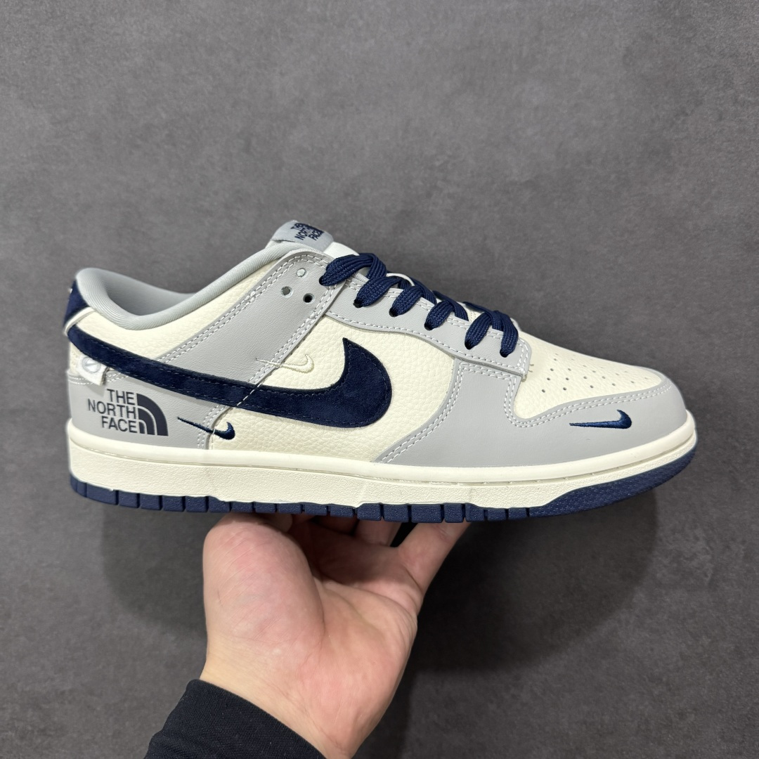 【定制版】Nike SB Dunk Low“ 北面联名—米灰黑拼接” 周年高端定制 低帮休闲板鞋 定制鞋盒 大厂纯原品质出货 超高清洁度 皮料切割干净无任何毛边 细节完美 货号:MN1688-109 尺码:36 36.5 37.5 38 38.5 39 40 40.5 41 42 42.5 43 44 44.5 45 编码:HXSB330340-选品中心