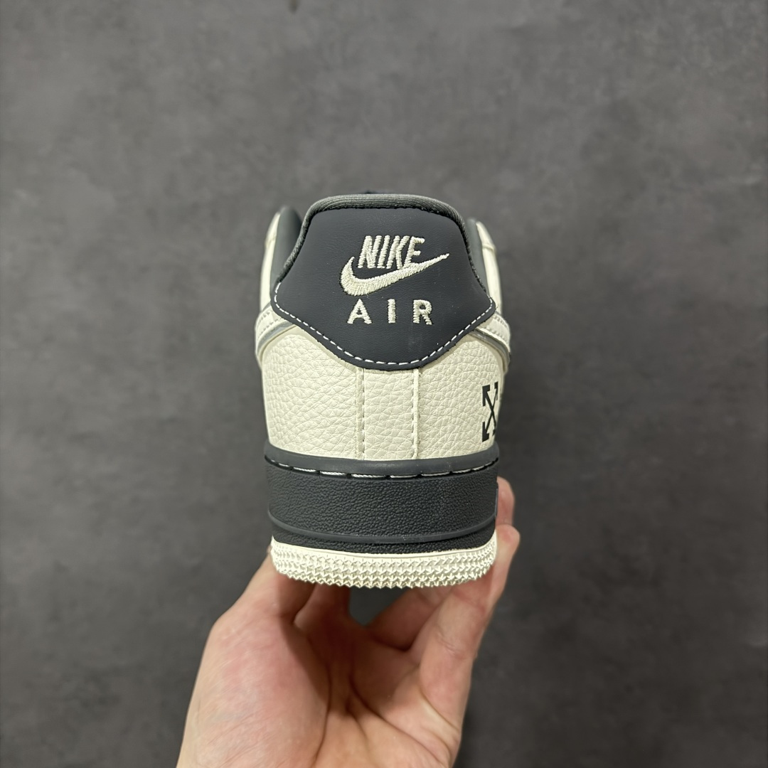 图片[4]-【定制版】𝐍𝐢𝐤𝐞 𝐀𝐢𝐫 𝐅𝐨𝐫𝐜𝐞 𝟏 𝐋𝐨𝐰 × Off-White 解构涂鸦款｜经典与潮范的双向奔赴！作为球鞋圈的常青树，Air Force 1的经典轮廓遇上Off-White的先锋解构美学，这双XL1979-130直接刷新潮流认知！米白与深灰的撞色皮质拼接，勾勒出AF1标志性的低帮鞋型，鞋身满印的手绘涂鸦、手写体“Off White™”字样与标志性叉号元素，将街头艺术感拉满；可拆卸的金属挂饰、异形Swoosh以及鞋舌处的标签细节，更是把解构设计的巧思展现得淋漓尽致。经典空军底保障脚感，潮酷细节点缀造型，不管是日常出街还是搭配造型，这双鞋都能让你轻松成为人群中的潮流焦点，妥妥的穿搭吸睛利器！ 尺码：36-45 货号：XL1979-130 编码：HXSA310320-选品中心