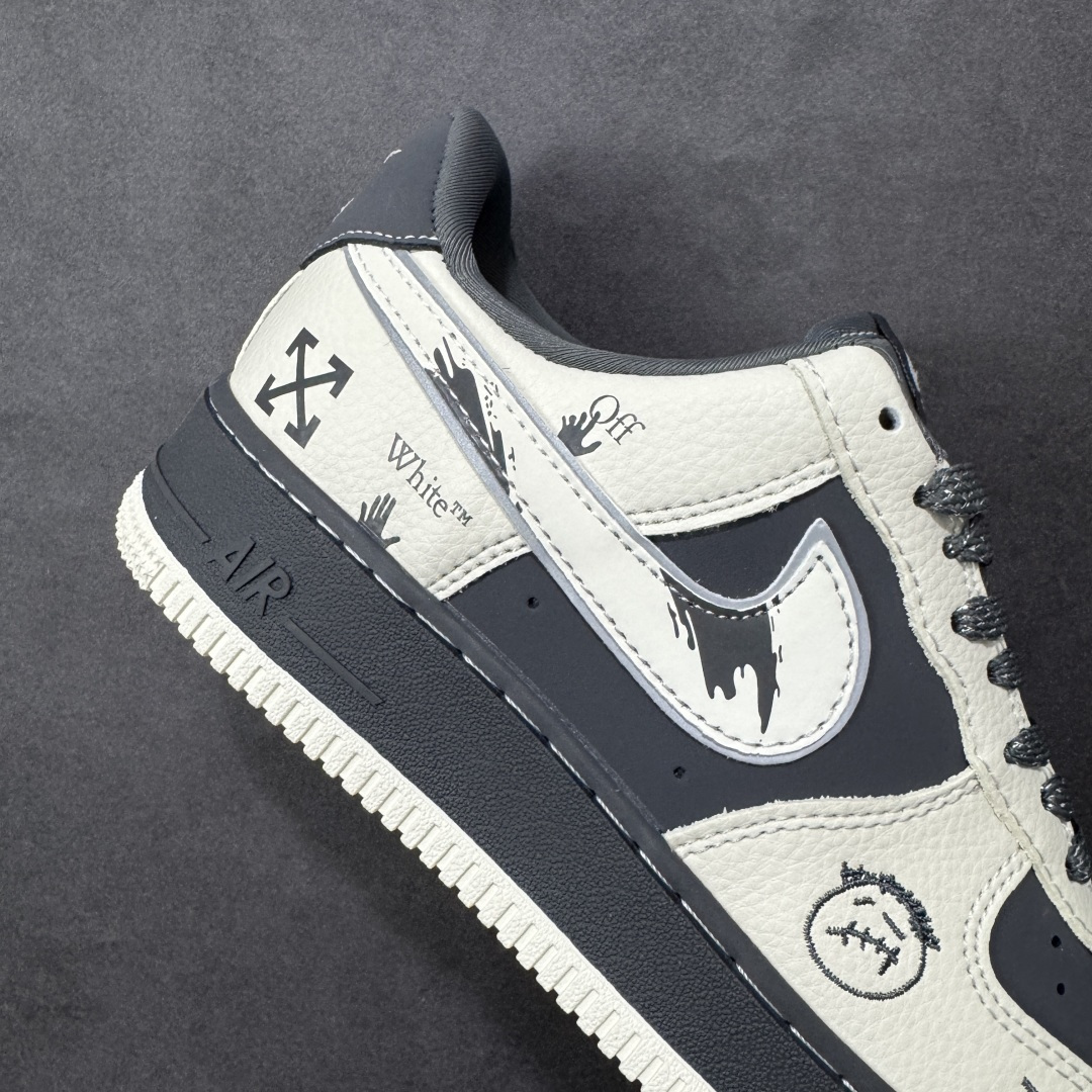 图片[6]-【定制版】𝐍𝐢𝐤𝐞 𝐀𝐢𝐫 𝐅𝐨𝐫𝐜𝐞 𝟏 𝐋𝐨𝐰 × Off-White 解构涂鸦款｜经典与潮范的双向奔赴！作为球鞋圈的常青树，Air Force 1的经典轮廓遇上Off-White的先锋解构美学，这双XL1979-130直接刷新潮流认知！米白与深灰的撞色皮质拼接，勾勒出AF1标志性的低帮鞋型，鞋身满印的手绘涂鸦、手写体“Off White™”字样与标志性叉号元素，将街头艺术感拉满；可拆卸的金属挂饰、异形Swoosh以及鞋舌处的标签细节，更是把解构设计的巧思展现得淋漓尽致。经典空军底保障脚感，潮酷细节点缀造型，不管是日常出街还是搭配造型，这双鞋都能让你轻松成为人群中的潮流焦点，妥妥的穿搭吸睛利器！ 尺码：36-45 货号：XL1979-130 编码：HXSA310320-选品中心