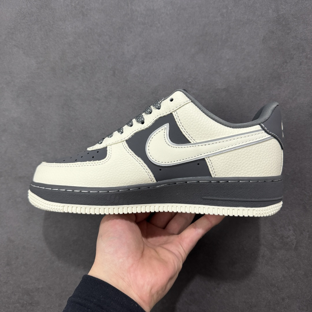 图片[2]-【定制版】𝐍𝐢𝐤𝐞 𝐀𝐢𝐫 𝐅𝐨𝐫𝐜𝐞 𝟏 𝐋𝐨𝐰 × Off-White 解构涂鸦款｜经典与潮范的双向奔赴！作为球鞋圈的常青树，Air Force 1的经典轮廓遇上Off-White的先锋解构美学，这双XL1979-130直接刷新潮流认知！米白与深灰的撞色皮质拼接，勾勒出AF1标志性的低帮鞋型，鞋身满印的手绘涂鸦、手写体“Off White™”字样与标志性叉号元素，将街头艺术感拉满；可拆卸的金属挂饰、异形Swoosh以及鞋舌处的标签细节，更是把解构设计的巧思展现得淋漓尽致。经典空军底保障脚感，潮酷细节点缀造型，不管是日常出街还是搭配造型，这双鞋都能让你轻松成为人群中的潮流焦点，妥妥的穿搭吸睛利器！ 尺码：36-45 货号：XL1979-130 编码：HXSA310320-选品中心