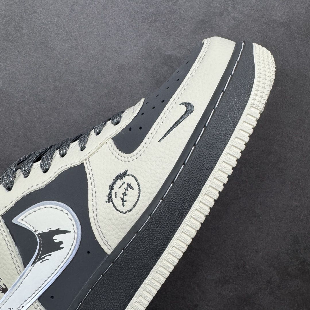 图片[5]-【定制版】𝐍𝐢𝐤𝐞 𝐀𝐢𝐫 𝐅𝐨𝐫𝐜𝐞 𝟏 𝐋𝐨𝐰 × Off-White 解构涂鸦款｜经典与潮范的双向奔赴！作为球鞋圈的常青树，Air Force 1的经典轮廓遇上Off-White的先锋解构美学，这双XL1979-130直接刷新潮流认知！米白与深灰的撞色皮质拼接，勾勒出AF1标志性的低帮鞋型，鞋身满印的手绘涂鸦、手写体“Off White™”字样与标志性叉号元素，将街头艺术感拉满；可拆卸的金属挂饰、异形Swoosh以及鞋舌处的标签细节，更是把解构设计的巧思展现得淋漓尽致。经典空军底保障脚感，潮酷细节点缀造型，不管是日常出街还是搭配造型，这双鞋都能让你轻松成为人群中的潮流焦点，妥妥的穿搭吸睛利器！ 尺码：36-45 货号：XL1979-130 编码：HXSA310320-选品中心
