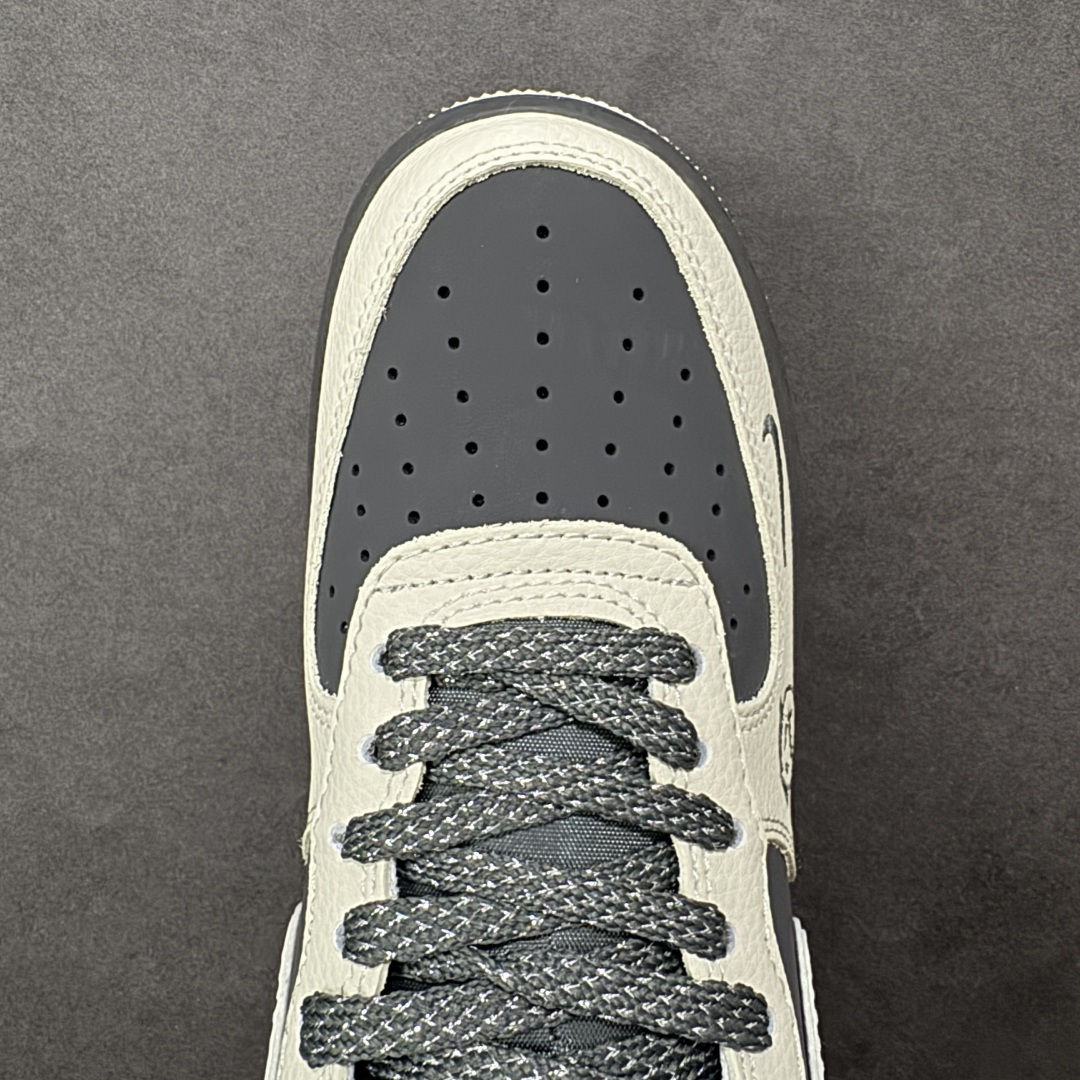 图片[8]-【定制版】𝐍𝐢𝐤𝐞 𝐀𝐢𝐫 𝐅𝐨𝐫𝐜𝐞 𝟏 𝐋𝐨𝐰 × Off-White 解构涂鸦款｜经典与潮范的双向奔赴！作为球鞋圈的常青树，Air Force 1的经典轮廓遇上Off-White的先锋解构美学，这双XL1979-130直接刷新潮流认知！米白与深灰的撞色皮质拼接，勾勒出AF1标志性的低帮鞋型，鞋身满印的手绘涂鸦、手写体“Off White™”字样与标志性叉号元素，将街头艺术感拉满；可拆卸的金属挂饰、异形Swoosh以及鞋舌处的标签细节，更是把解构设计的巧思展现得淋漓尽致。经典空军底保障脚感，潮酷细节点缀造型，不管是日常出街还是搭配造型，这双鞋都能让你轻松成为人群中的潮流焦点，妥妥的穿搭吸睛利器！ 尺码：36-45 货号：XL1979-130 编码：HXSA310320-选品中心