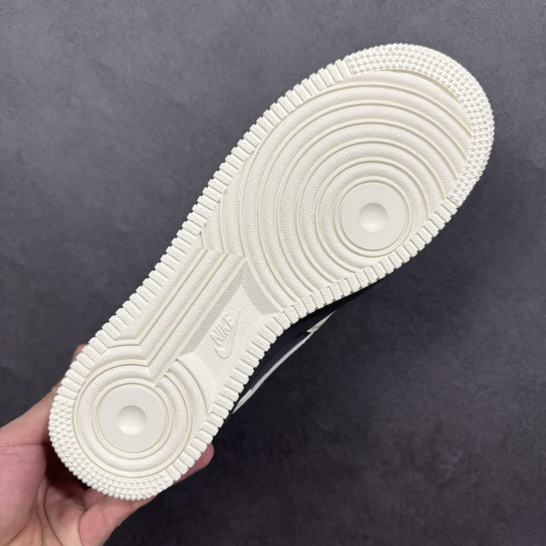 图片[9]-【定制版】𝐍𝐢𝐤𝐞 𝐀𝐢𝐫 𝐅𝐨𝐫𝐜𝐞 𝟏 𝐋𝐨𝐰 × Off-White 解构涂鸦款｜经典与潮范的双向奔赴！作为球鞋圈的常青树，Air Force 1的经典轮廓遇上Off-White的先锋解构美学，这双XL1979-130直接刷新潮流认知！米白与深灰的撞色皮质拼接，勾勒出AF1标志性的低帮鞋型，鞋身满印的手绘涂鸦、手写体“Off White™”字样与标志性叉号元素，将街头艺术感拉满；可拆卸的金属挂饰、异形Swoosh以及鞋舌处的标签细节，更是把解构设计的巧思展现得淋漓尽致。经典空军底保障脚感，潮酷细节点缀造型，不管是日常出街还是搭配造型，这双鞋都能让你轻松成为人群中的潮流焦点，妥妥的穿搭吸睛利器！ 尺码：36-45 货号：XL1979-130 编码：HXSA310320-选品中心