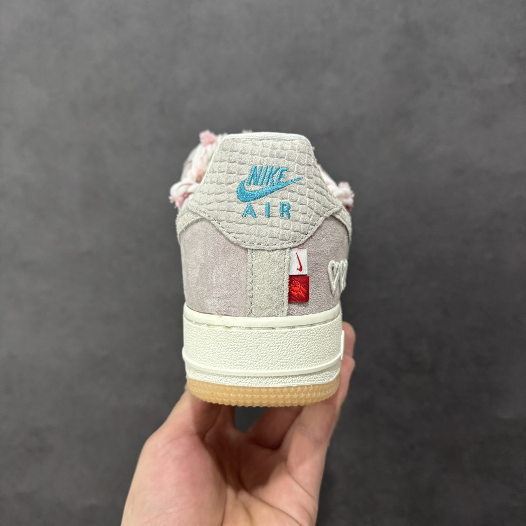 图片[4]-【定制版】“芋泥告白”订制空军一号板鞋 该定制版球鞋选用原鞋款为Nike Air Force 1\’07空军一号，鞋面选用芋泥粉麂皮与米白皮革拼接，材质对比营造出细腻的质感，芋泥粉＋米白的低饱和配色搭配生胶底，复古感拉满。鞋侧后跟有镂空爱心刺绣，鞋带换成粉灰混色粗织绳带并搭配金属扣，鞋头还点缀了迷你Swoosh，爱心元素的融入让整体设计更具少女感与独特性。 货号：FA5066-111 尺码： 36 36.5 37.5 38 38.5 39 40 40.5 41 42 42.5 43 44 44.5 45 编码：HXSA310320-选品中心