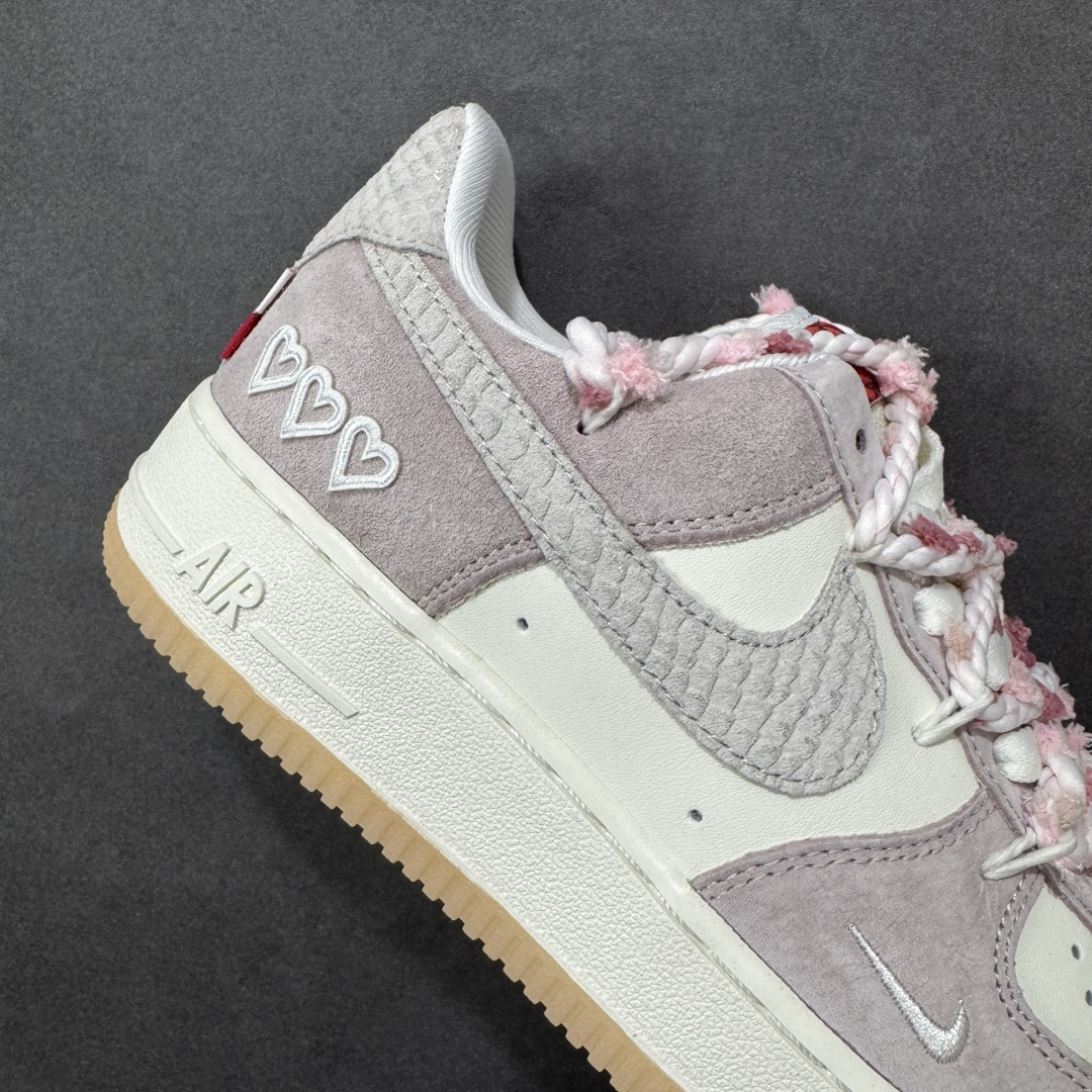 图片[6]-【定制版】“芋泥告白”订制空军一号板鞋 该定制版球鞋选用原鞋款为Nike Air Force 1\’07空军一号，鞋面选用芋泥粉麂皮与米白皮革拼接，材质对比营造出细腻的质感，芋泥粉＋米白的低饱和配色搭配生胶底，复古感拉满。鞋侧后跟有镂空爱心刺绣，鞋带换成粉灰混色粗织绳带并搭配金属扣，鞋头还点缀了迷你Swoosh，爱心元素的融入让整体设计更具少女感与独特性。 货号：FA5066-111 尺码： 36 36.5 37.5 38 38.5 39 40 40.5 41 42 42.5 43 44 44.5 45 编码：HXSA310320-选品中心
