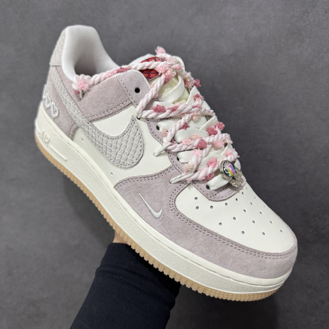 图片[3]-【定制版】“芋泥告白”订制空军一号板鞋 该定制版球鞋选用原鞋款为Nike Air Force 1\’07空军一号，鞋面选用芋泥粉麂皮与米白皮革拼接，材质对比营造出细腻的质感，芋泥粉＋米白的低饱和配色搭配生胶底，复古感拉满。鞋侧后跟有镂空爱心刺绣，鞋带换成粉灰混色粗织绳带并搭配金属扣，鞋头还点缀了迷你Swoosh，爱心元素的融入让整体设计更具少女感与独特性。 货号：FA5066-111 尺码： 36 36.5 37.5 38 38.5 39 40 40.5 41 42 42.5 43 44 44.5 45 编码：HXSA310320-选品中心