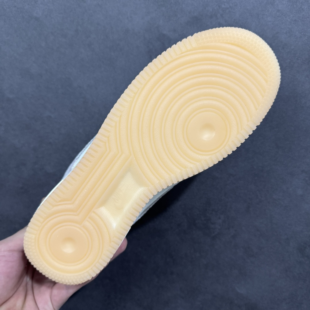 图片[9]-【定制版】“芋泥告白”订制空军一号板鞋 该定制版球鞋选用原鞋款为Nike Air Force 1\’07空军一号，鞋面选用芋泥粉麂皮与米白皮革拼接，材质对比营造出细腻的质感，芋泥粉＋米白的低饱和配色搭配生胶底，复古感拉满。鞋侧后跟有镂空爱心刺绣，鞋带换成粉灰混色粗织绳带并搭配金属扣，鞋头还点缀了迷你Swoosh，爱心元素的融入让整体设计更具少女感与独特性。 货号：FA5066-111 尺码： 36 36.5 37.5 38 38.5 39 40 40.5 41 42 42.5 43 44 44.5 45 编码：HXSA310320-选品中心