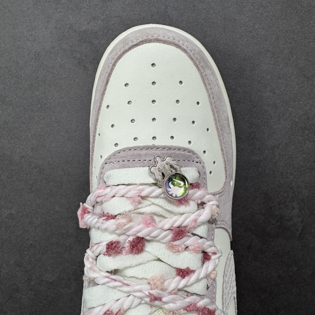 图片[8]-【定制版】“芋泥告白”订制空军一号板鞋 该定制版球鞋选用原鞋款为Nike Air Force 1\’07空军一号，鞋面选用芋泥粉麂皮与米白皮革拼接，材质对比营造出细腻的质感，芋泥粉＋米白的低饱和配色搭配生胶底，复古感拉满。鞋侧后跟有镂空爱心刺绣，鞋带换成粉灰混色粗织绳带并搭配金属扣，鞋头还点缀了迷你Swoosh，爱心元素的融入让整体设计更具少女感与独特性。 货号：FA5066-111 尺码： 36 36.5 37.5 38 38.5 39 40 40.5 41 42 42.5 43 44 44.5 45 编码：HXSA310320-选品中心