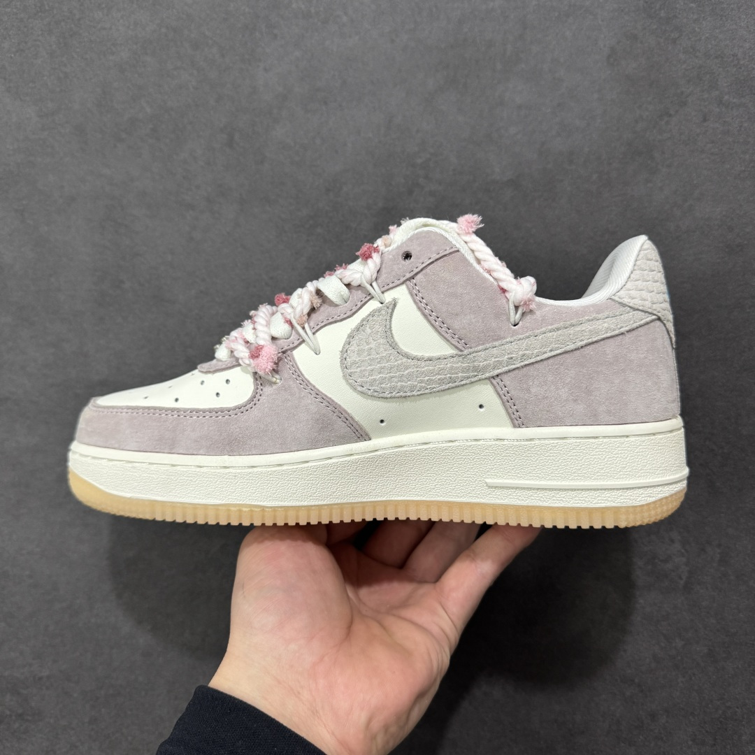 图片[2]-【定制版】“芋泥告白”订制空军一号板鞋 该定制版球鞋选用原鞋款为Nike Air Force 1\’07空军一号，鞋面选用芋泥粉麂皮与米白皮革拼接，材质对比营造出细腻的质感，芋泥粉＋米白的低饱和配色搭配生胶底，复古感拉满。鞋侧后跟有镂空爱心刺绣，鞋带换成粉灰混色粗织绳带并搭配金属扣，鞋头还点缀了迷你Swoosh，爱心元素的融入让整体设计更具少女感与独特性。 货号：FA5066-111 尺码： 36 36.5 37.5 38 38.5 39 40 40.5 41 42 42.5 43 44 44.5 45 编码：HXSA310320-选品中心