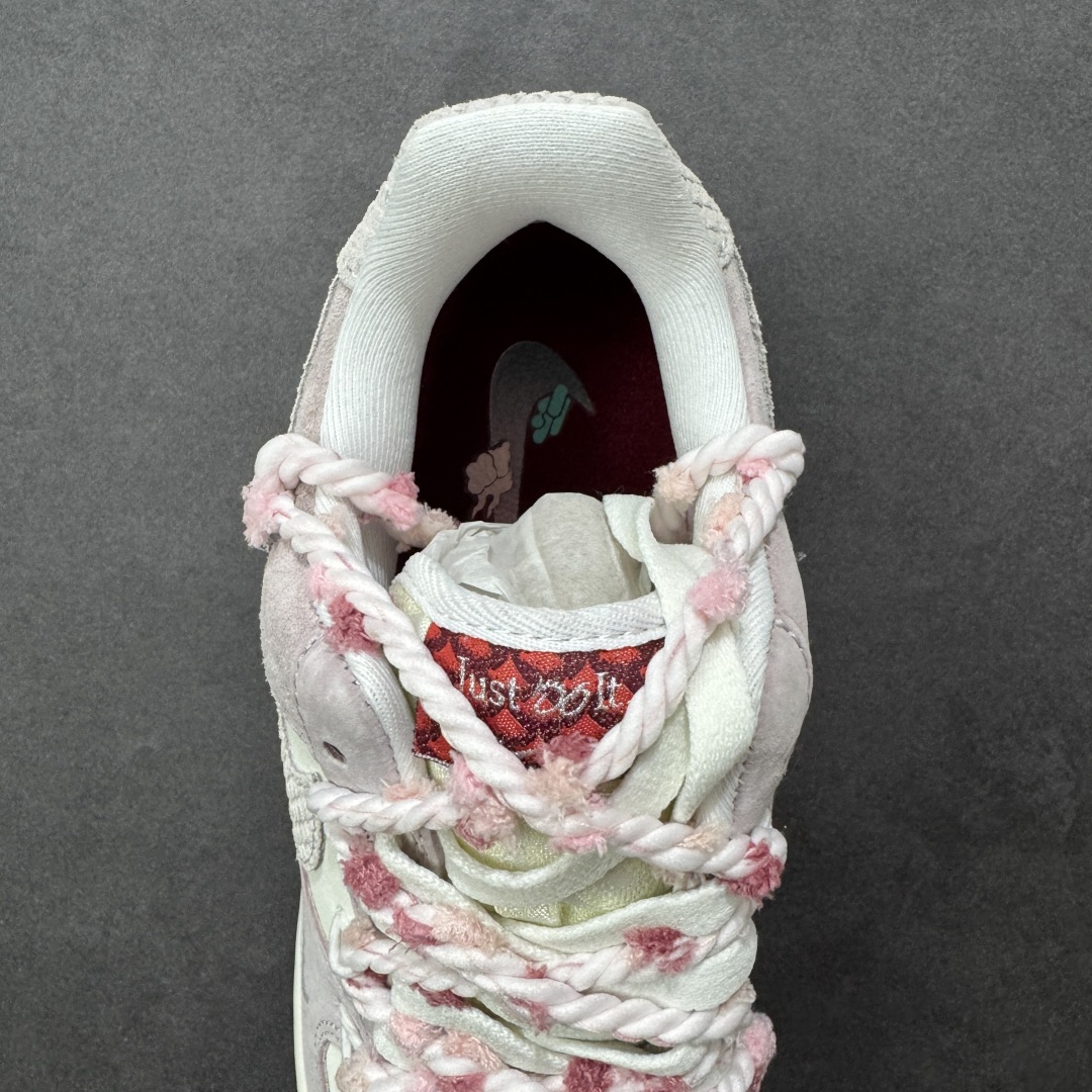 图片[7]-【定制版】“芋泥告白”订制空军一号板鞋 该定制版球鞋选用原鞋款为Nike Air Force 1\’07空军一号，鞋面选用芋泥粉麂皮与米白皮革拼接，材质对比营造出细腻的质感，芋泥粉＋米白的低饱和配色搭配生胶底，复古感拉满。鞋侧后跟有镂空爱心刺绣，鞋带换成粉灰混色粗织绳带并搭配金属扣，鞋头还点缀了迷你Swoosh，爱心元素的融入让整体设计更具少女感与独特性。 货号：FA5066-111 尺码： 36 36.5 37.5 38 38.5 39 40 40.5 41 42 42.5 43 44 44.5 45 编码：HXSA310320-选品中心