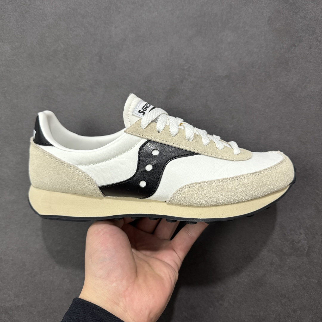 【公司级】Saucony索康尼男款Trainer 80 运动鞋 迷衣时尚 货号：S70884-9 •商品材质：皮革织物橡胶 • 商品信息：网眼和绒面革面料。•系带• 衬垫鞋舌 徽标贴饰•衬垫鞋领．侧面抛光皮革徽标贴花： 抛光皮革后跟贴片，徽标印花． 泡沫橡胶中底•纹理橡胶鞋底供应商配色：White/Black 尺码：35.5 36 36.5 37.5 38 38.5 39 40 40.5 41 42 42.5 43 44 45 46 编码：MQLB240250-选品中心