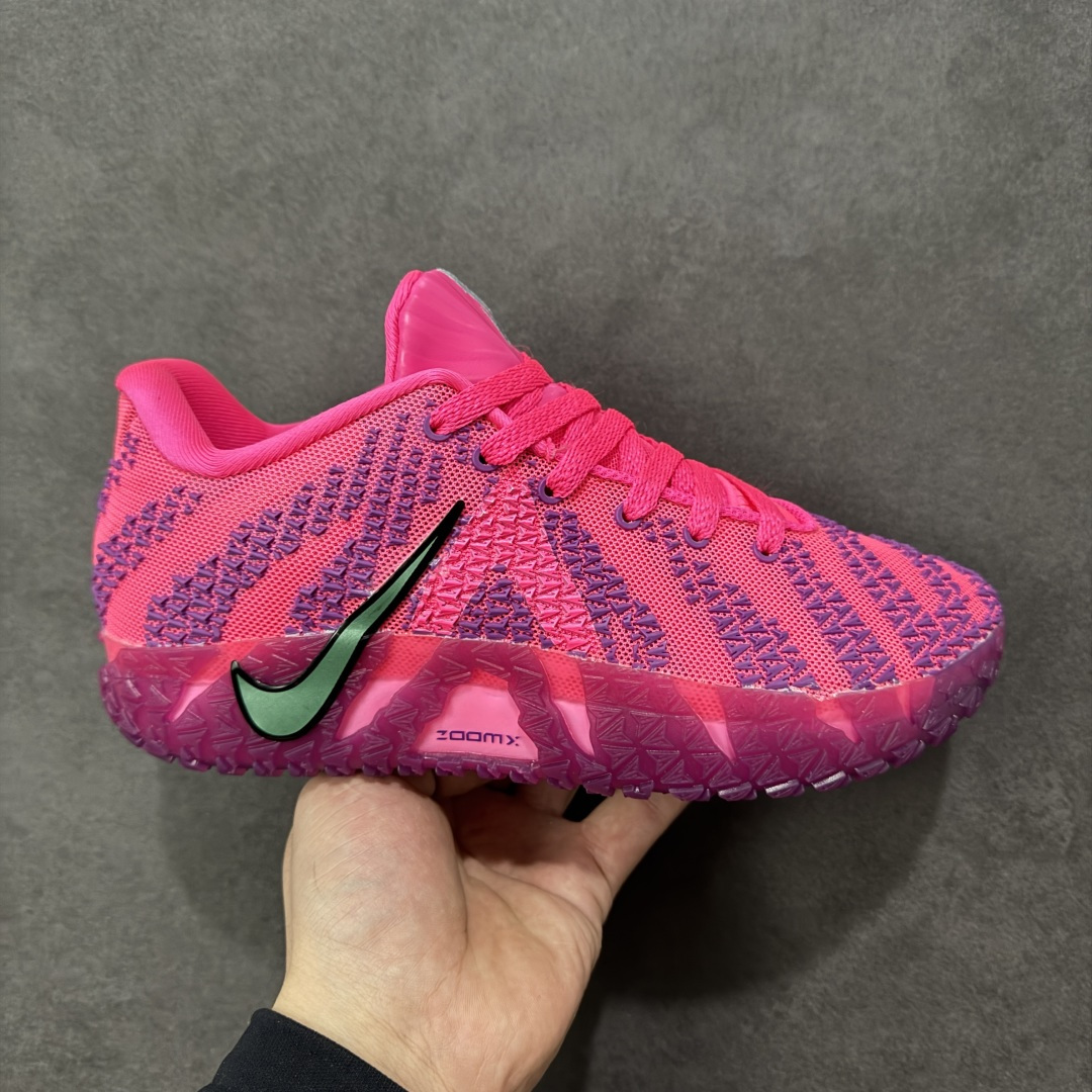 【公司级】Nike JA 3 EP 莫兰特三代低帮实战篮球鞋  #鞋面采用网布搭配棱纹覆面设计，延续了耐克 Ja系列一贯的凌厉轮廓。鞋侧饰有反光效果的粉色与蓝色 Swoosh 标志，与之形成对比的灰色锯齿状的 Zoom 中底。前掌区域点缀配色细节，与冰晶的抓地纹路形成鲜明对比。 货号：HF2794-600  尺码：39 40 40.5 41 42 42.5 43 44 44.5 45 46-选品中心