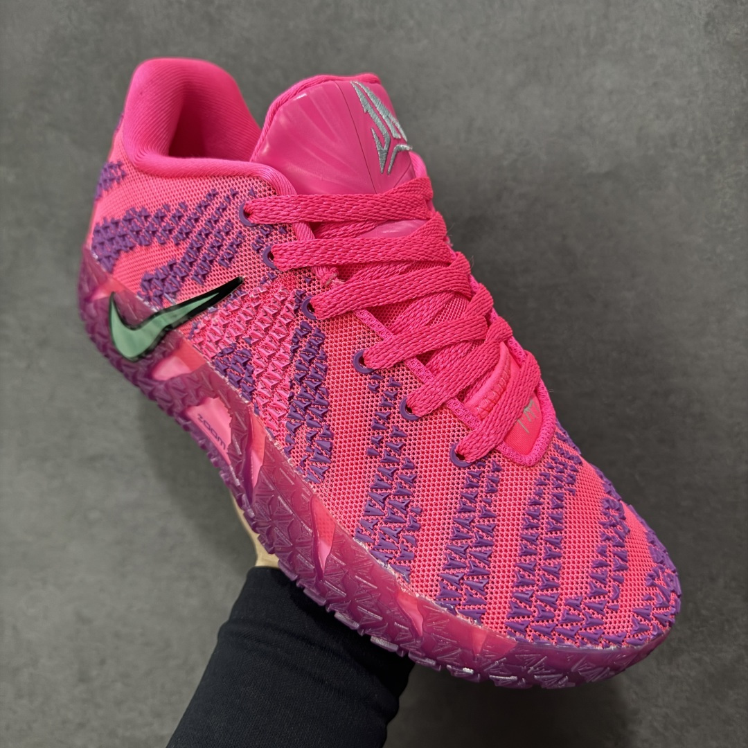 图片[3]-【公司级】Nike JA 3 EP 莫兰特三代低帮实战篮球鞋  #鞋面采用网布搭配棱纹覆面设计，延续了耐克 Ja系列一贯的凌厉轮廓。鞋侧饰有反光效果的粉色与蓝色 Swoosh 标志，与之形成对比的灰色锯齿状的 Zoom 中底。前掌区域点缀配色细节，与冰晶的抓地纹路形成鲜明对比。 货号：HF2794-600  尺码：39 40 40.5 41 42 42.5 43 44 44.5 45 46-选品中心