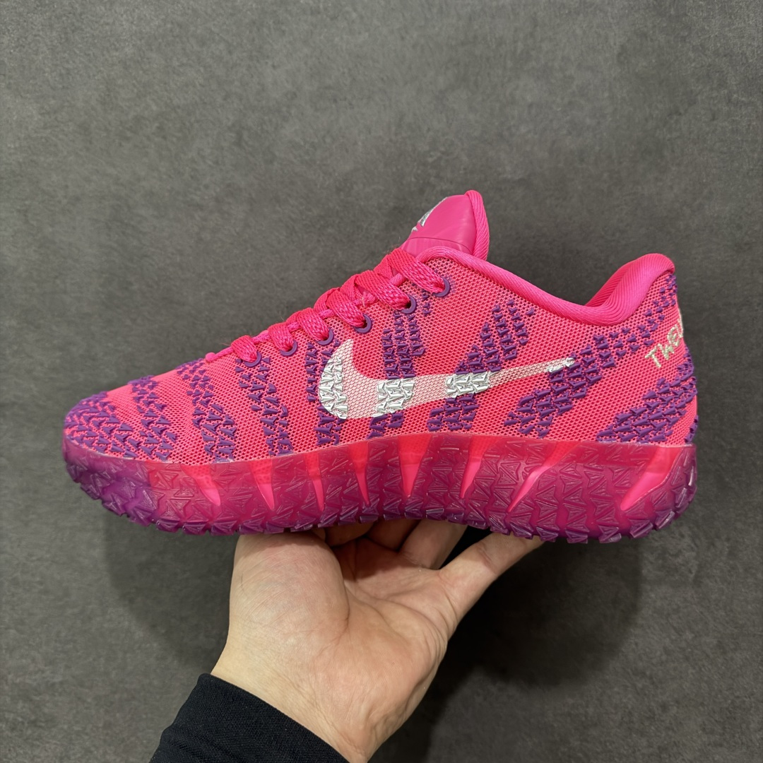 图片[2]-【公司级】Nike JA 3 EP 莫兰特三代低帮实战篮球鞋  #鞋面采用网布搭配棱纹覆面设计，延续了耐克 Ja系列一贯的凌厉轮廓。鞋侧饰有反光效果的粉色与蓝色 Swoosh 标志，与之形成对比的灰色锯齿状的 Zoom 中底。前掌区域点缀配色细节，与冰晶的抓地纹路形成鲜明对比。 货号：HF2794-600  尺码：39 40 40.5 41 42 42.5 43 44 44.5 45 46-选品中心