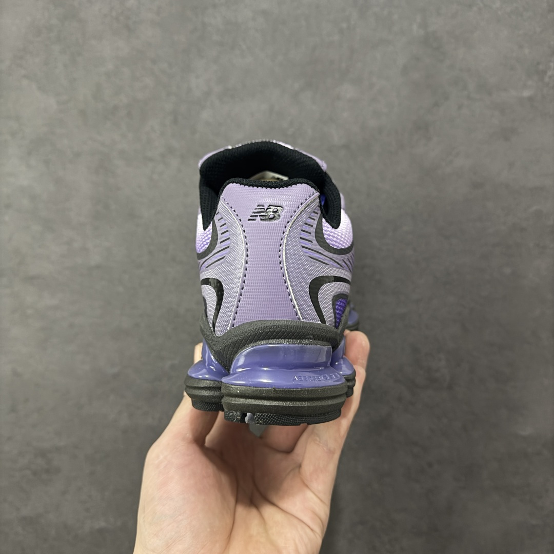 图片[4]-【公司级】New Balance NB2000舒适百搭防滑耐磨 低帮 休闲跑步鞋男女同款，2000款通过无缝流线型鞋面轮廓无疑偏向于前者，通过现代结构实现标志性的分层外观。然而，鞋舌和系带坚持经典的设置，使其保持了一点复古跑步者的美感。中底缓冲单元是争论的话题。侧面有五个不同的ABZORB缓冲垫，每个都有水平折痕，用于弯曲。内侧重复了五吊舱设置，并带有一个暴露的中足板。后跟缓冲在后跟处一分为二，类似于9060的平台的布置方式。 货号：U200087T 尺码：36-46半码 编码：XSB250260-选品中心