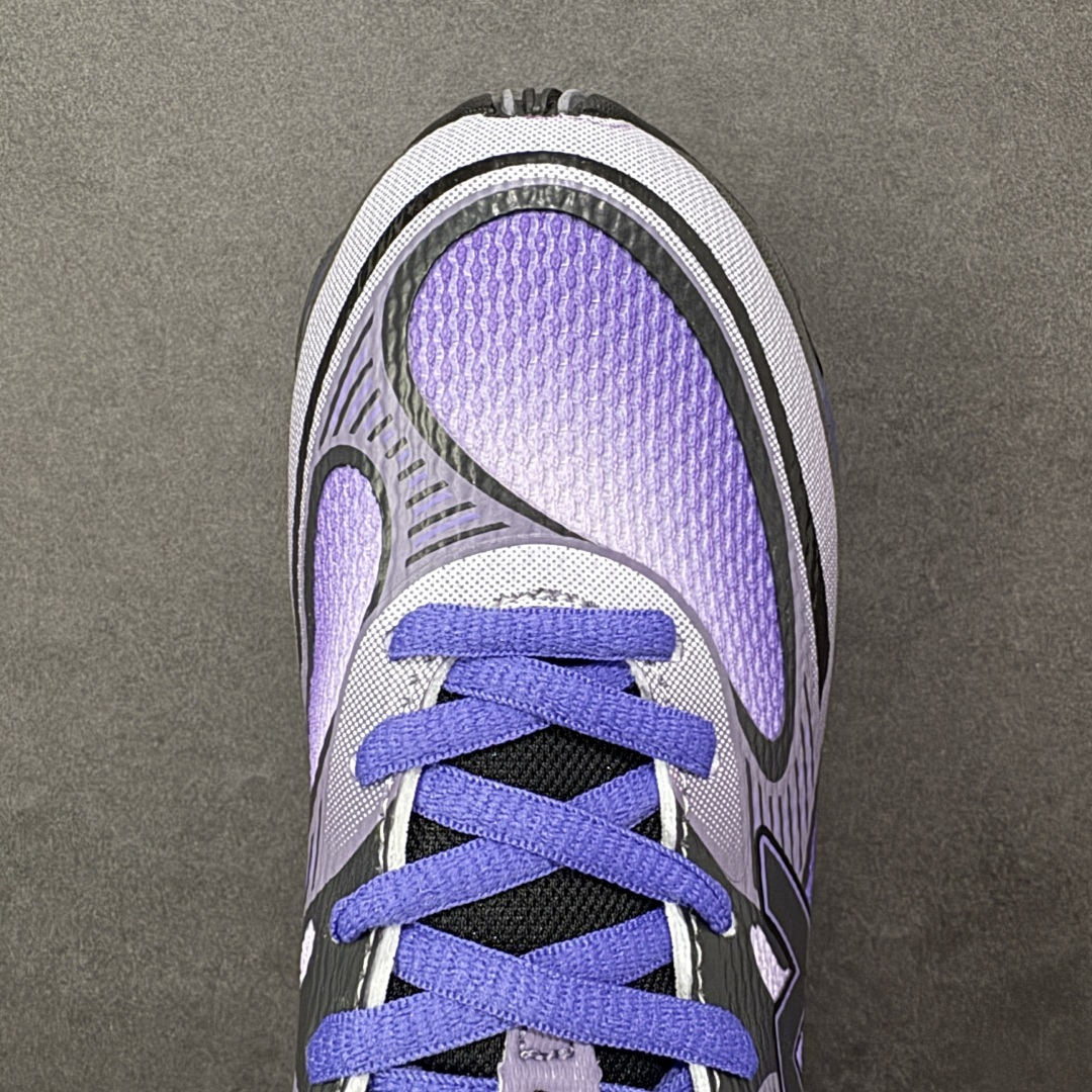 图片[8]-【公司级】New Balance NB2000舒适百搭防滑耐磨 低帮 休闲跑步鞋男女同款，2000款通过无缝流线型鞋面轮廓无疑偏向于前者，通过现代结构实现标志性的分层外观。然而，鞋舌和系带坚持经典的设置，使其保持了一点复古跑步者的美感。中底缓冲单元是争论的话题。侧面有五个不同的ABZORB缓冲垫，每个都有水平折痕，用于弯曲。内侧重复了五吊舱设置，并带有一个暴露的中足板。后跟缓冲在后跟处一分为二，类似于9060的平台的布置方式。 货号：U200087T 尺码：36-46半码 编码：XSB250260-选品中心