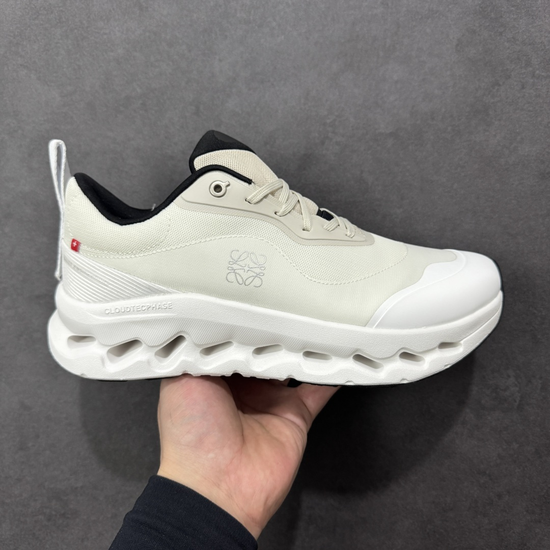 【公司级】On昂跑 LOEWE 系列低帮轻量舒适多功能休闲运动鞋 采用工程飞织网布组合再生聚酯纤维鞋面材质搭载独家隐藏速度中板 镂空CloudTec科技 泡棉缓震中底 黑科技跑出圈的时尚运动新宠 货号：3ME10692979 尺码：36 36.5 37 38 38.5 39 40 40.5 41 42 42.5 43 44 45 46 47 编码：XSB220230-选品中心