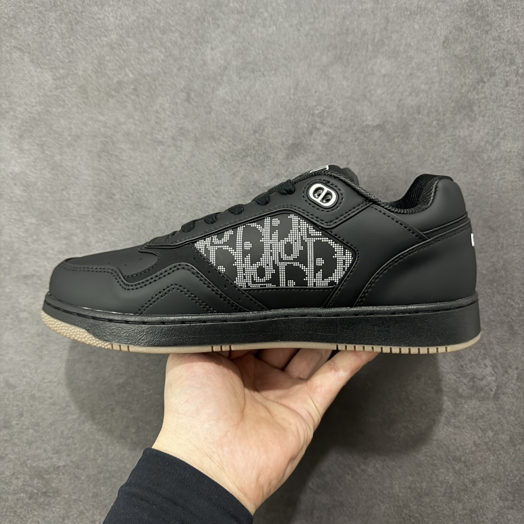 图片[2]-【YH扫描版本】DIOR B27 Low \’Dior Oblique Galaxy 迪奥 低帮 牛皮织物徽标印花低邦休闲板鞋 这款B27低帮运动鞋是该系列新品，延续Dior的经典款式。采用灰色光滑牛皮革精心制作，侧面饰以米色和黑色Obliquex印花镶片；\”CD Lcons\”造型的鞋带孔眼巧妙精致，双色橡胶鞋底、后侧鞋口和鞋跟处均带有品牌标志性细节，提升格调。时尚百搭，可为各式造型增光添彩。 货号：3SN272ZIR16536 尺码：38 39 40 41 42 43 44 45 46 编码：XSB270280-选品中心